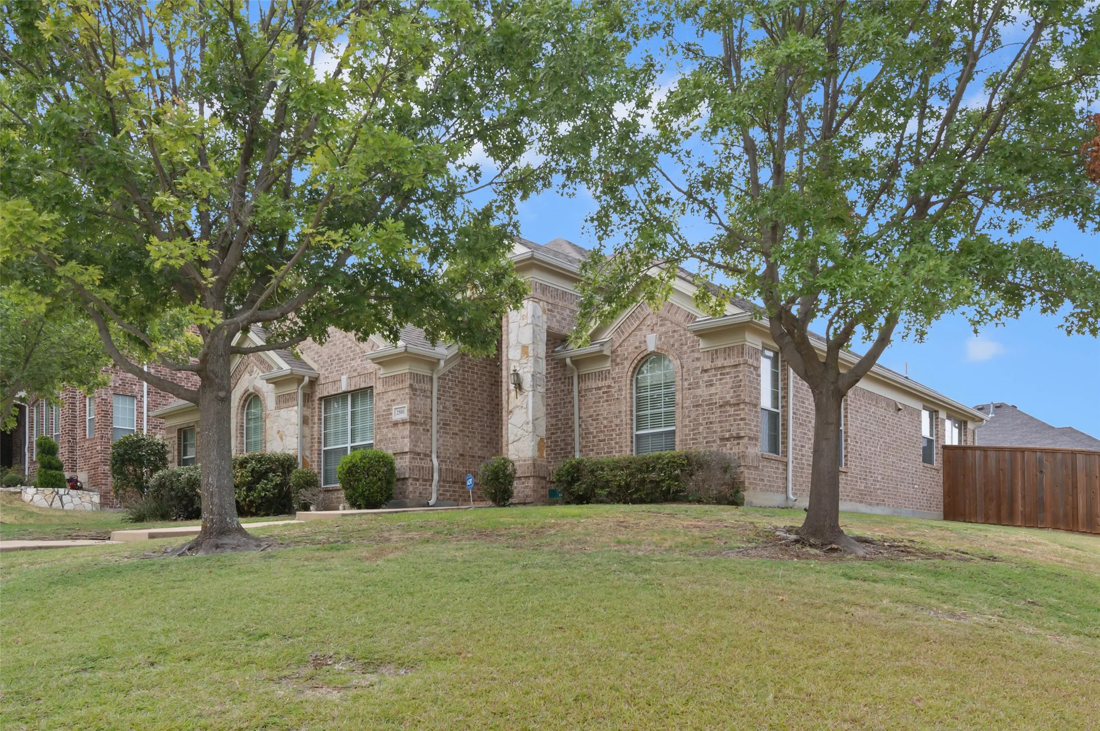 Single Family Residence For Sale in Dallas County , 2501 Claymore Avenue, Garland, Texas 75043, 4 Bedroom, 2 Bathroom, 2 Garage spaces, 2,231 Sqft, built in 2009, mls#21366803, Real Estate Agent in Garland, Homes For Sale in Dallas county, Homes For Sale in Garland, Realtor in Garland Texas, Real Estate Brokerage Independent Realty Texas, Luminita Cordes Realtor