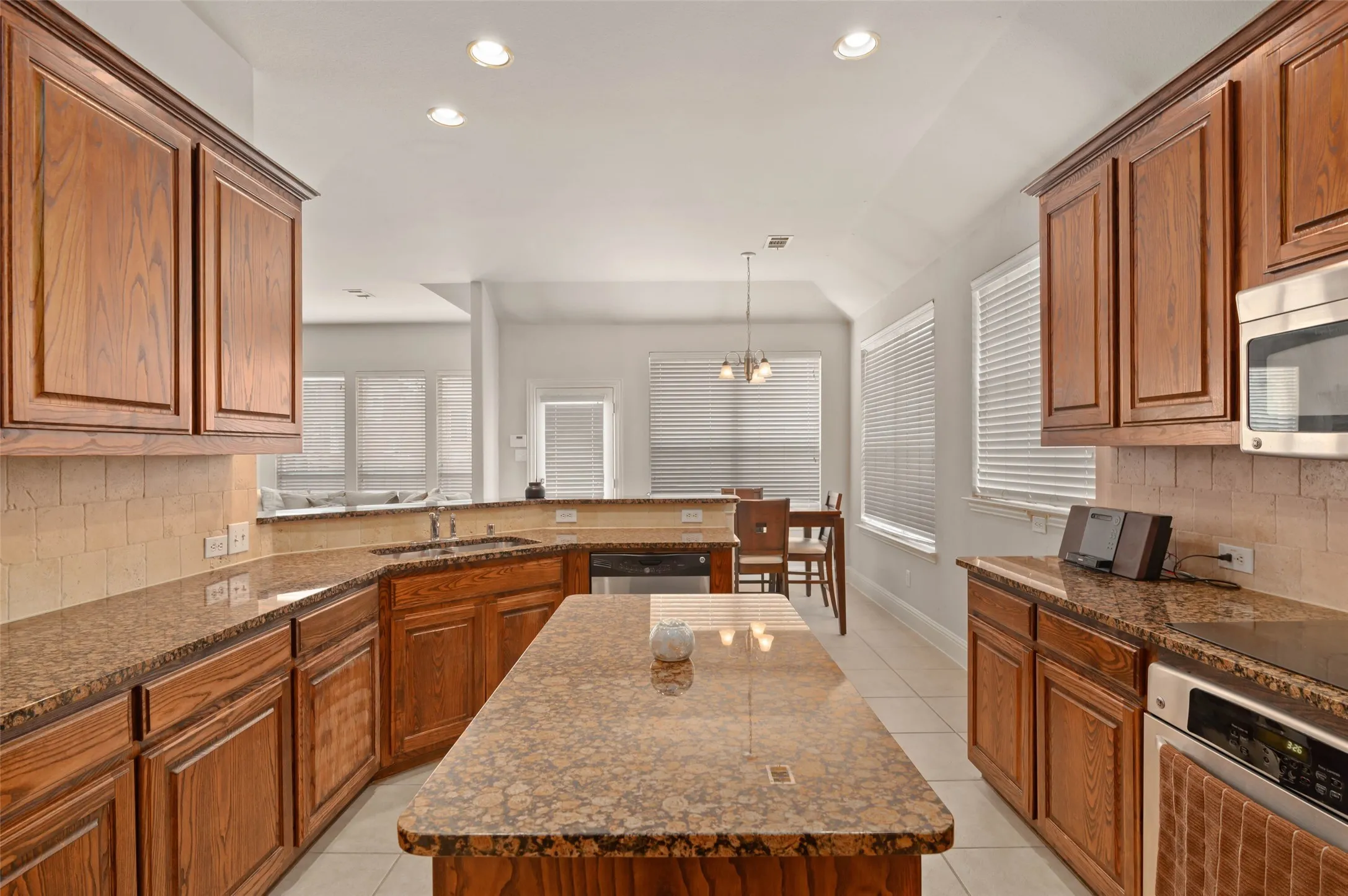 Single Family Residence For Sale in Dallas County , 2501 Claymore Avenue, Garland, Texas 75043, 4 Bedroom, 2 Bathroom, 2 Garage spaces, 2,231 Sqft, built in 2009, mls#21366803, Real Estate Agent in Garland, Homes For Sale in Dallas county, Homes For Sale in Garland, Realtor in Garland Texas, Real Estate Brokerage Independent Realty Texas, Luminita Cordes Realtor