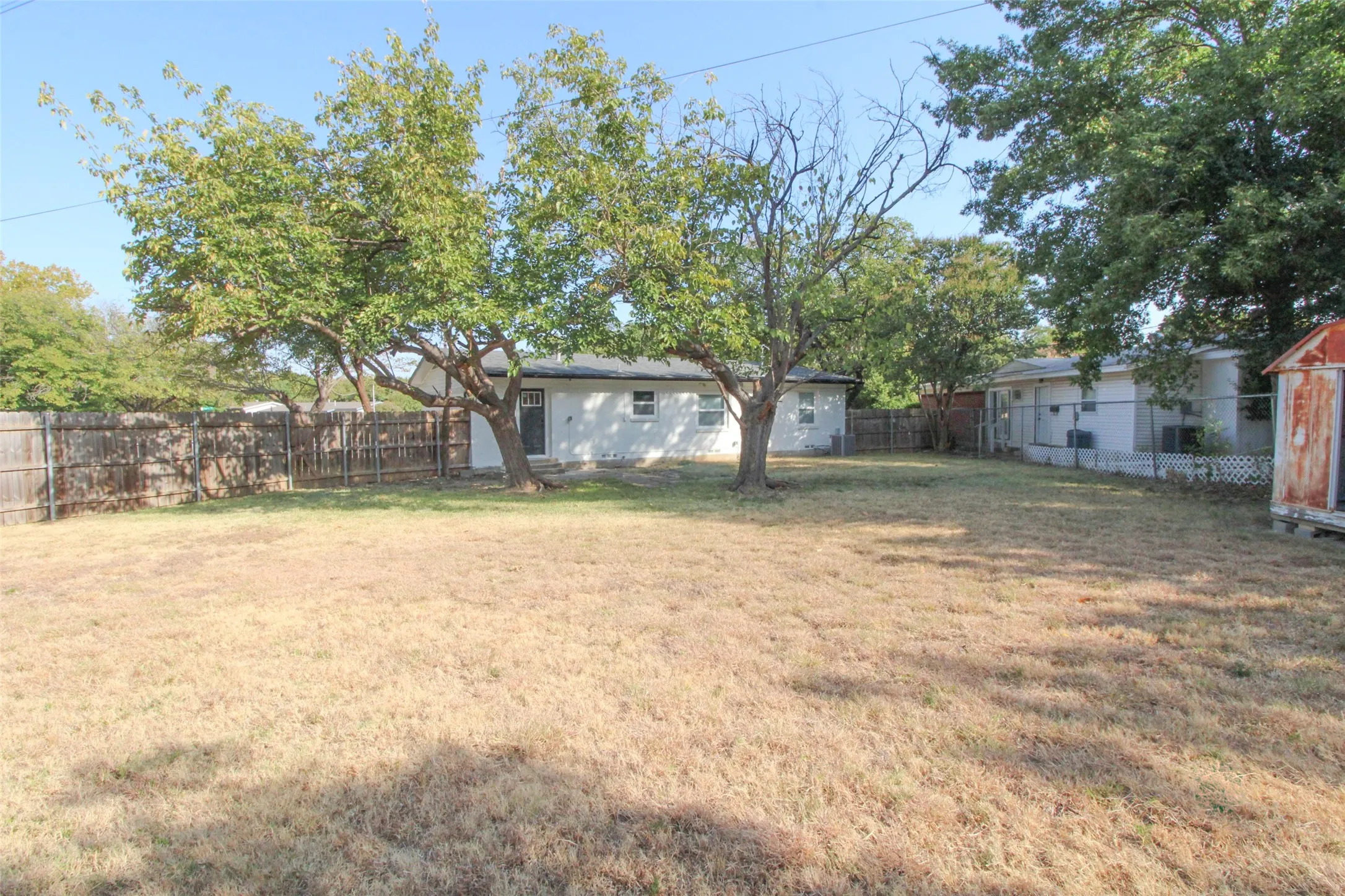 Single Family Residence For Sale in Dallas County , 937 Burleson Street, Grand Prairie, Texas 75050, 3 Bedroom, 2 Bathroom, 1 Garage spaces, 1,072 Sqft, built in 1954, mls#21370371, Real Estate Agent in Grand Prairie, Homes For Sale in Dallas county, Homes For Sale in Grand Prairie, Realtor in Grand Prairie Texas, Real Estate Brokerage Independent Realty Texas, Luminita Cordes Realtor