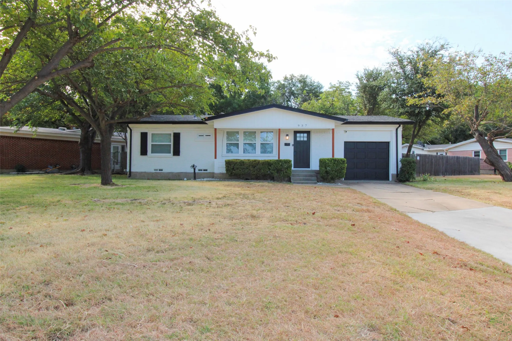 Single Family Residence For Sale in Dallas County , 937 Burleson Street, Grand Prairie, Texas 75050, 3 Bedroom, 2 Bathroom, 1 Garage spaces, 1,072 Sqft, built in 1954, mls#21370371, Real Estate Agent in Grand Prairie, Homes For Sale in Dallas county, Homes For Sale in Grand Prairie, Realtor in Grand Prairie Texas, Real Estate Brokerage Independent Realty Texas, Luminita Cordes Realtor