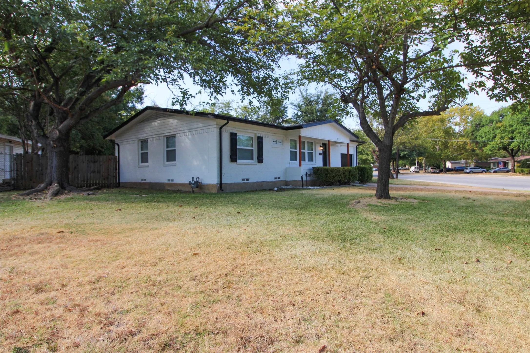 Single Family Residence For Sale in Dallas County , 937 Burleson Street, Grand Prairie, Texas 75050, 3 Bedroom, 2 Bathroom, 1 Garage spaces, 1,072 Sqft, built in 1954, mls#21370371, Real Estate Agent in Grand Prairie, Homes For Sale in Dallas county, Homes For Sale in Grand Prairie, Realtor in Grand Prairie Texas, Real Estate Brokerage Independent Realty Texas, Luminita Cordes Realtor