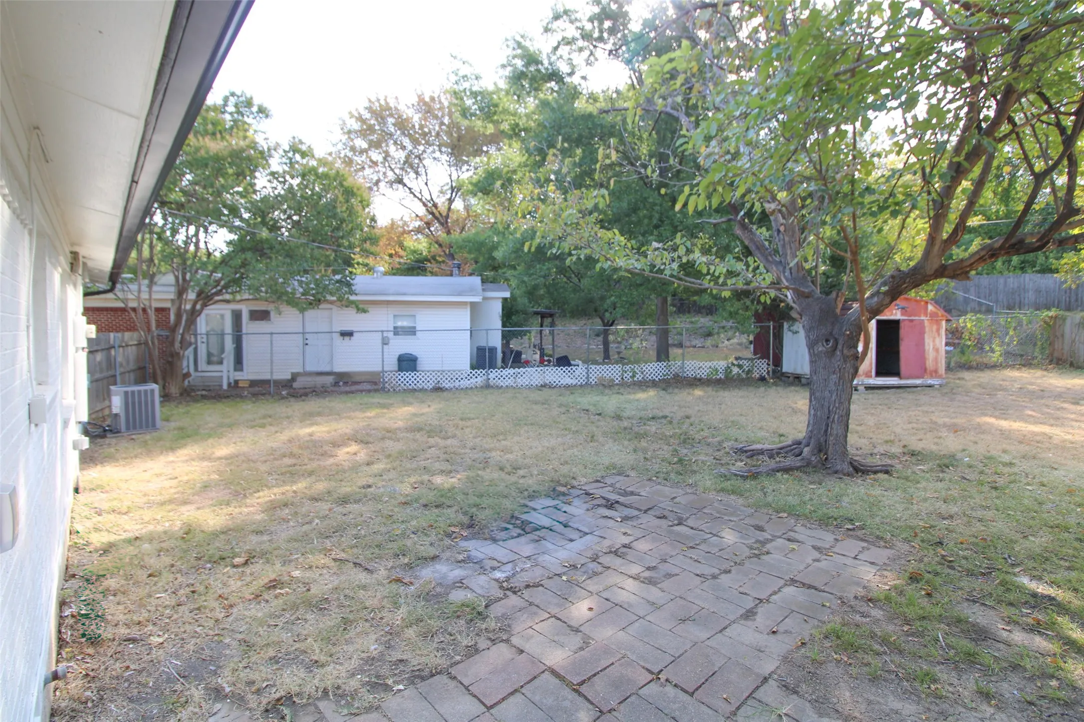 Single Family Residence For Sale in Dallas County , 937 Burleson Street, Grand Prairie, Texas 75050, 3 Bedroom, 2 Bathroom, 1 Garage spaces, 1,072 Sqft, built in 1954, mls#21370371, Real Estate Agent in Grand Prairie, Homes For Sale in Dallas county, Homes For Sale in Grand Prairie, Realtor in Grand Prairie Texas, Real Estate Brokerage Independent Realty Texas, Luminita Cordes Realtor