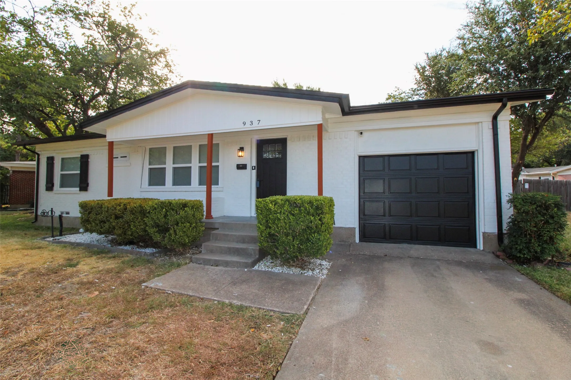 Single Family Residence For Sale in Dallas County , 937 Burleson Street, Grand Prairie, Texas 75050, 3 Bedroom, 2 Bathroom, 1 Garage spaces, 1,072 Sqft, built in 1954, mls#21370371, Real Estate Agent in Grand Prairie, Homes For Sale in Dallas county, Homes For Sale in Grand Prairie, Realtor in Grand Prairie Texas, Real Estate Brokerage Independent Realty Texas, Luminita Cordes Realtor