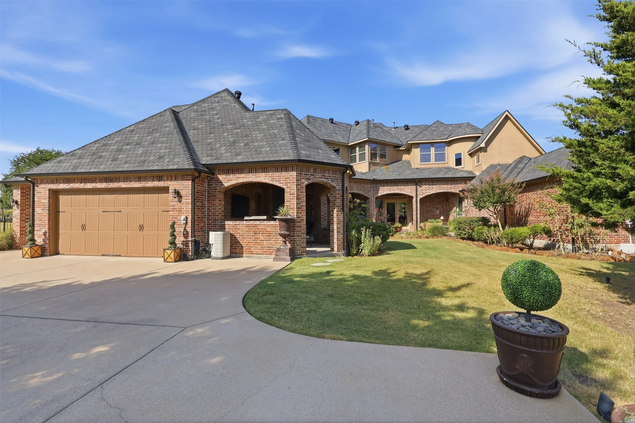 Three Car Garage 1110 Newkirk Court Kingsbridge  Rockwall County