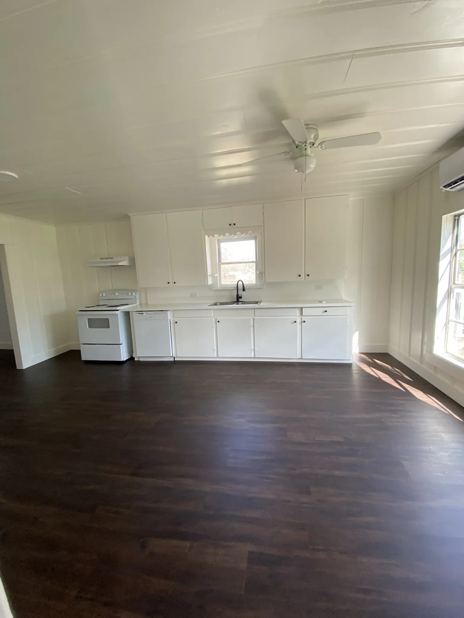 Single Family Residence For Rent in Henderson County , 801 Walnut Street, Trinidad, Texas 75163, 2 Bedroom, 1 Bathroom, Garage spaces, 1,136 Sqft, built in 1990, mls#21370860, Real Estate Agent in Trinidad, Homes For Rent in Henderson county, Homes For Rent in Trinidad, Realtor in Trinidad Texas, Real Estate Brokerage Independent Realty Texas, Luminita Cordes Realtor