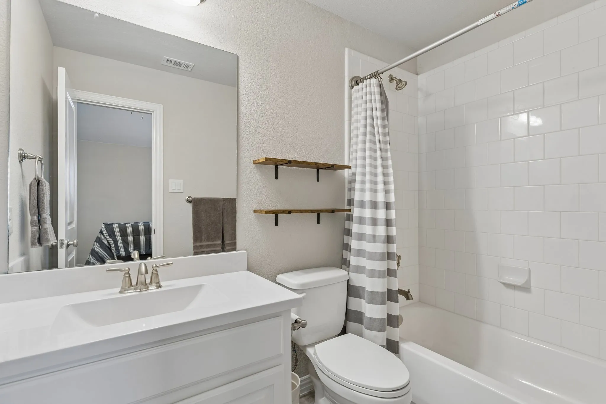 Single Family Residence For Sale in Denton County , 6204 Prairie Brush Trail, Northlake, Texas 76226, 5 Bedroom, 6 Bathroom, 3 Garage spaces, 3,966 Sqft, built in 2017, mls#21366074, Real Estate Agent in Northlake, Homes For Sale in Denton county, Homes For Sale in Northlake, Realtor in Northlake Texas, Real Estate Brokerage Independent Realty Texas, Luminita Cordes Realtor
