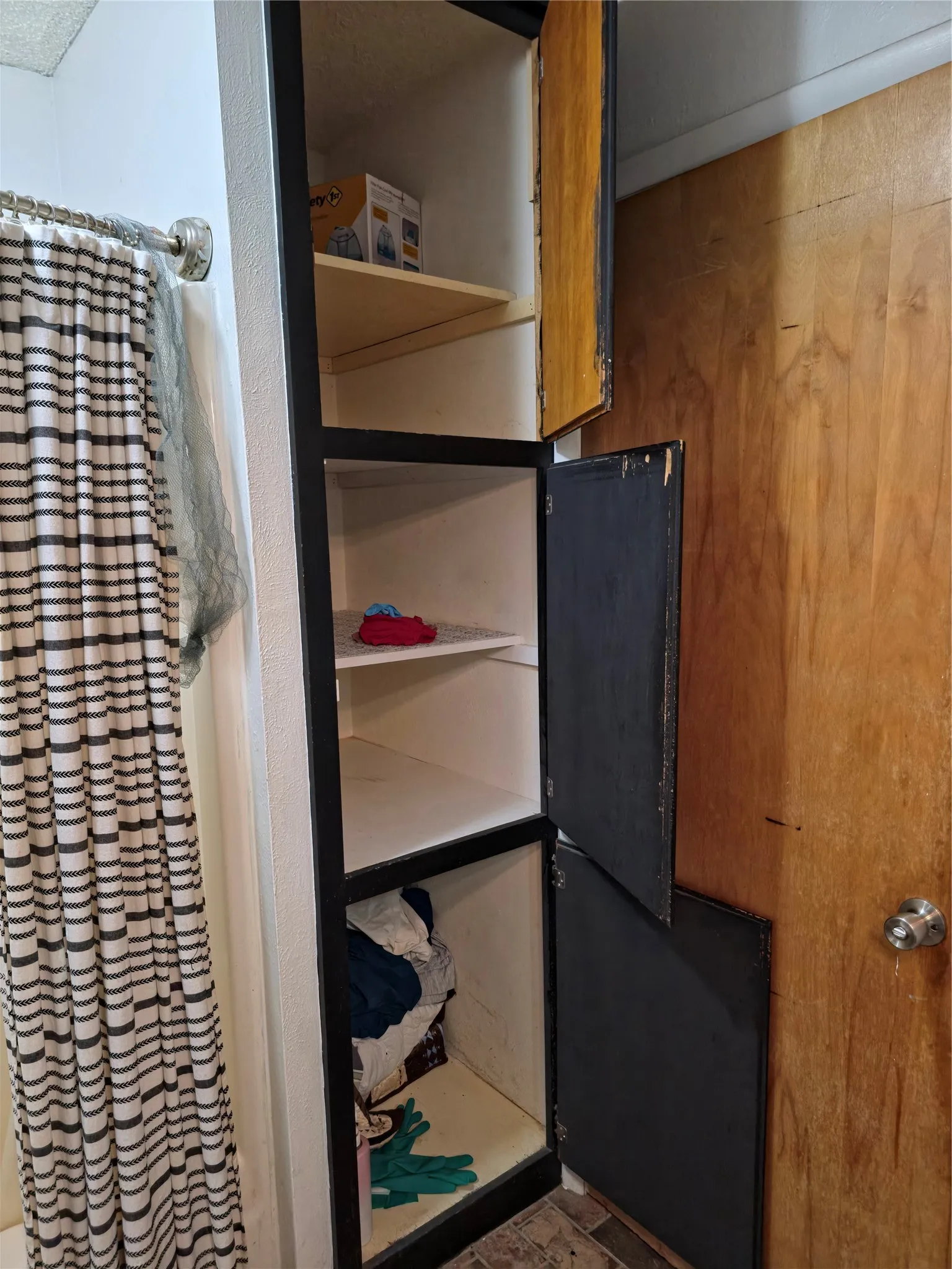 Single Family Residence For Sale in Hardeman County , 906 W 13th Street, Quanah, Texas 79252, 3 Bedroom, 1 Bathroom, Garage spaces, 1,247 Sqft, built in 1945, mls#21370885, Real Estate Agent in Quanah, Homes For Sale in Hardeman county, Homes For Sale in Quanah, Realtor in Quanah Texas, Real Estate Brokerage Independent Realty Texas, Luminita Cordes Realtor