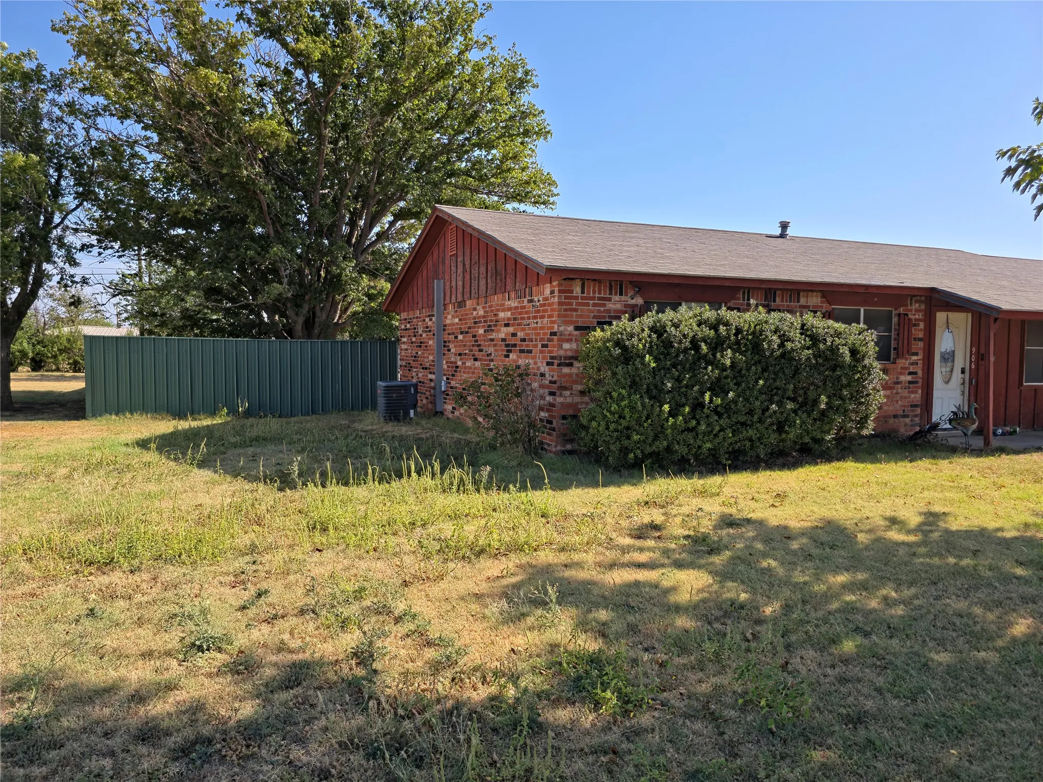 Single Family Residence For Sale in Hardeman County , 906 W 13th Street, Quanah, Texas 79252, 3 Bedroom, 1 Bathroom, Garage spaces, 1,247 Sqft, built in 1945, mls#21370885, Real Estate Agent in Quanah, Homes For Sale in Hardeman county, Homes For Sale in Quanah, Realtor in Quanah Texas, Real Estate Brokerage Independent Realty Texas, Luminita Cordes Realtor