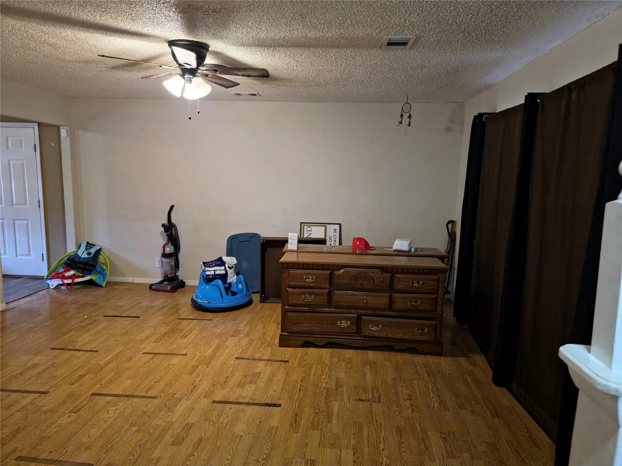 Single Family Residence For Sale in Hardeman County , 906 W 13th Street, Quanah, Texas 79252, 3 Bedroom, 1 Bathroom, Garage spaces, 1,247 Sqft, built in 1945, mls#21370885, Real Estate Agent in Quanah, Homes For Sale in Hardeman county, Homes For Sale in Quanah, Realtor in Quanah Texas, Real Estate Brokerage Independent Realty Texas, Luminita Cordes Realtor