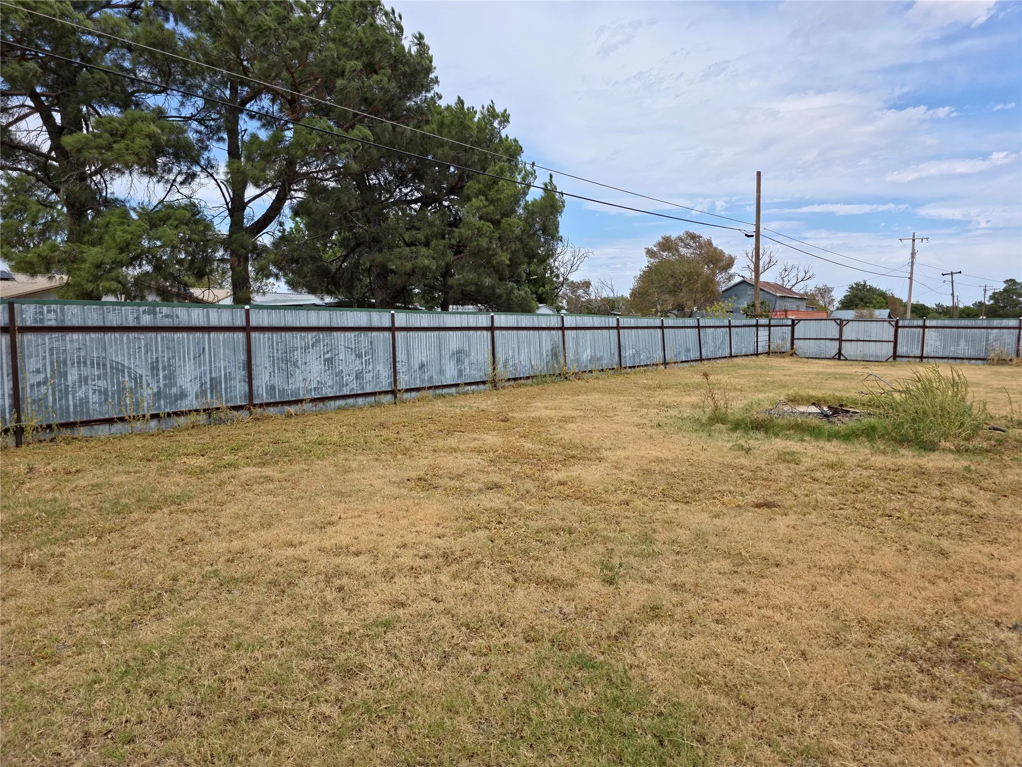 Single Family Residence For Sale in Hardeman County , 906 W 13th Street, Quanah, Texas 79252, 3 Bedroom, 1 Bathroom, Garage spaces, 1,247 Sqft, built in 1945, mls#21370885, Real Estate Agent in Quanah, Homes For Sale in Hardeman county, Homes For Sale in Quanah, Realtor in Quanah Texas, Real Estate Brokerage Independent Realty Texas, Luminita Cordes Realtor