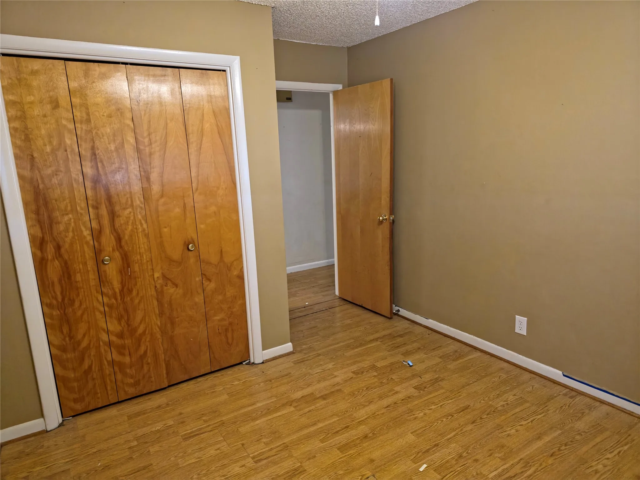 Single Family Residence For Sale in Hardeman County , 906 W 13th Street, Quanah, Texas 79252, 3 Bedroom, 1 Bathroom, Garage spaces, 1,247 Sqft, built in 1945, mls#21370885, Real Estate Agent in Quanah, Homes For Sale in Hardeman county, Homes For Sale in Quanah, Realtor in Quanah Texas, Real Estate Brokerage Independent Realty Texas, Luminita Cordes Realtor