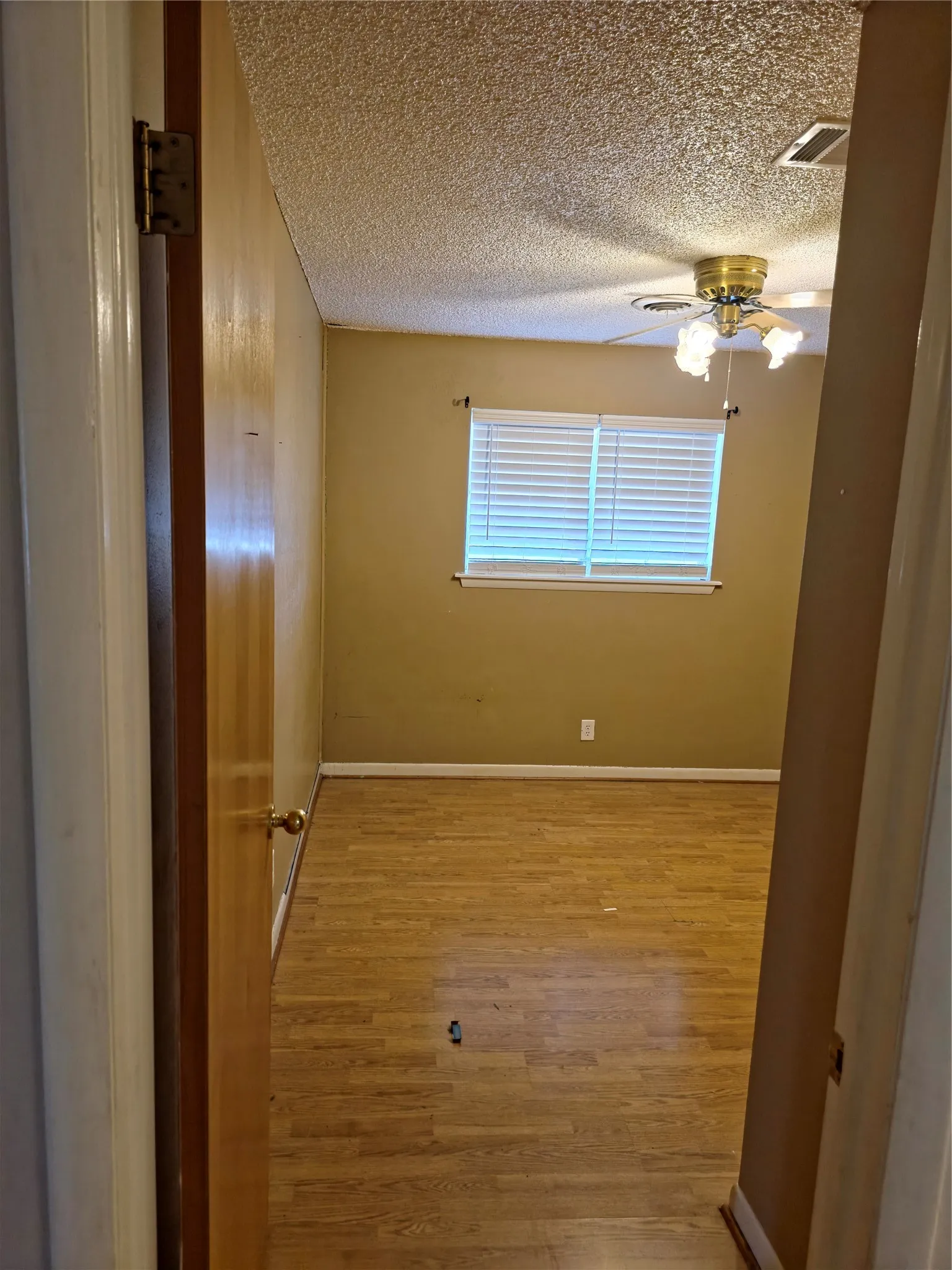 Single Family Residence For Sale in Hardeman County , 906 W 13th Street, Quanah, Texas 79252, 3 Bedroom, 1 Bathroom, Garage spaces, 1,247 Sqft, built in 1945, mls#21370885, Real Estate Agent in Quanah, Homes For Sale in Hardeman county, Homes For Sale in Quanah, Realtor in Quanah Texas, Real Estate Brokerage Independent Realty Texas, Luminita Cordes Realtor
