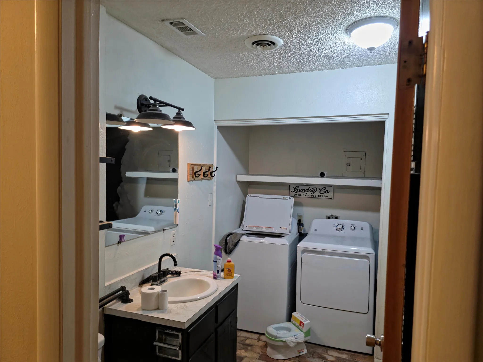 Single Family Residence For Sale in Hardeman County , 906 W 13th Street, Quanah, Texas 79252, 3 Bedroom, 1 Bathroom, Garage spaces, 1,247 Sqft, built in 1945, mls#21370885, Real Estate Agent in Quanah, Homes For Sale in Hardeman county, Homes For Sale in Quanah, Realtor in Quanah Texas, Real Estate Brokerage Independent Realty Texas, Luminita Cordes Realtor