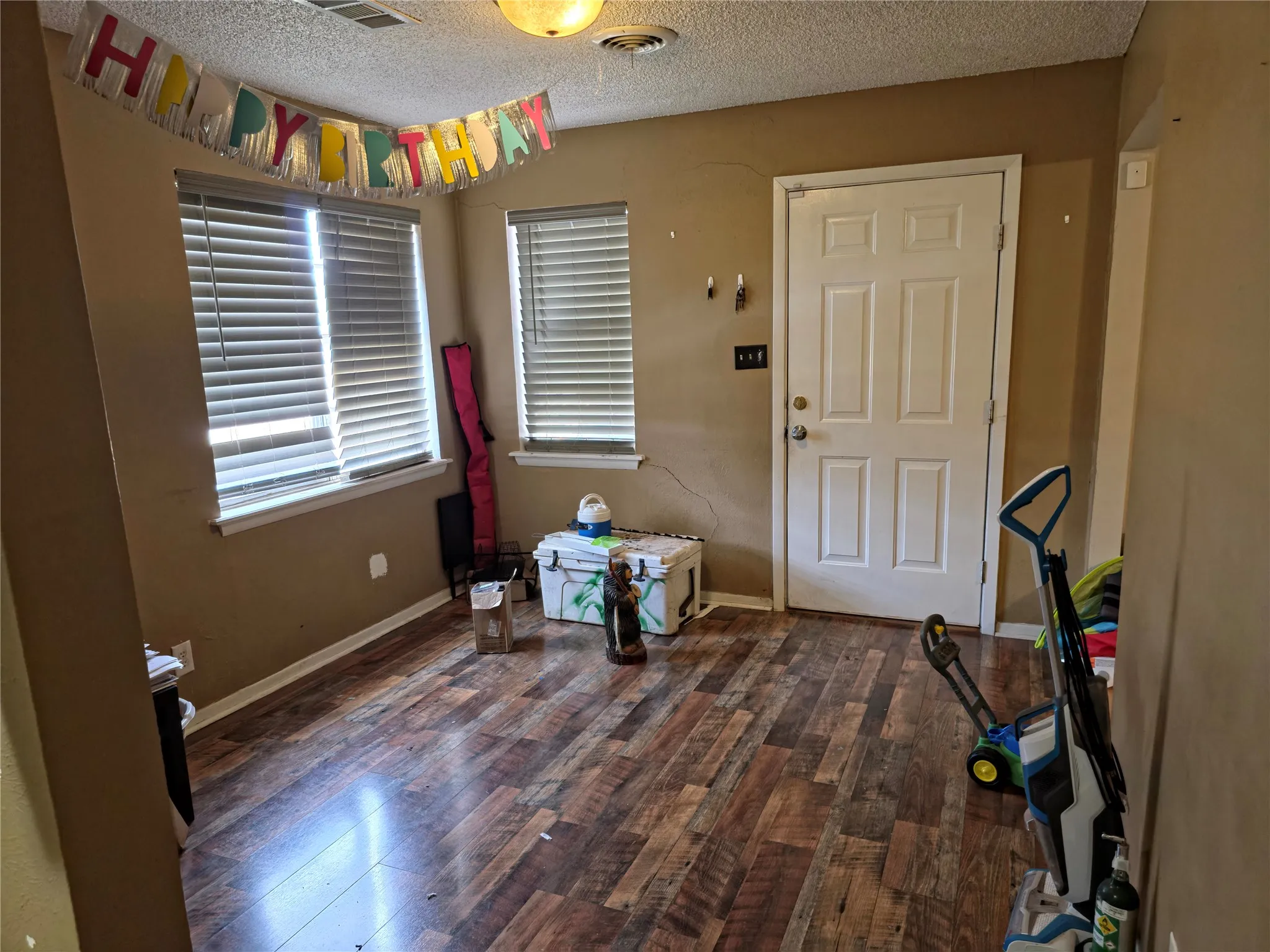 Single Family Residence For Sale in Hardeman County , 906 W 13th Street, Quanah, Texas 79252, 3 Bedroom, 1 Bathroom, Garage spaces, 1,247 Sqft, built in 1945, mls#21370885, Real Estate Agent in Quanah, Homes For Sale in Hardeman county, Homes For Sale in Quanah, Realtor in Quanah Texas, Real Estate Brokerage Independent Realty Texas, Luminita Cordes Realtor