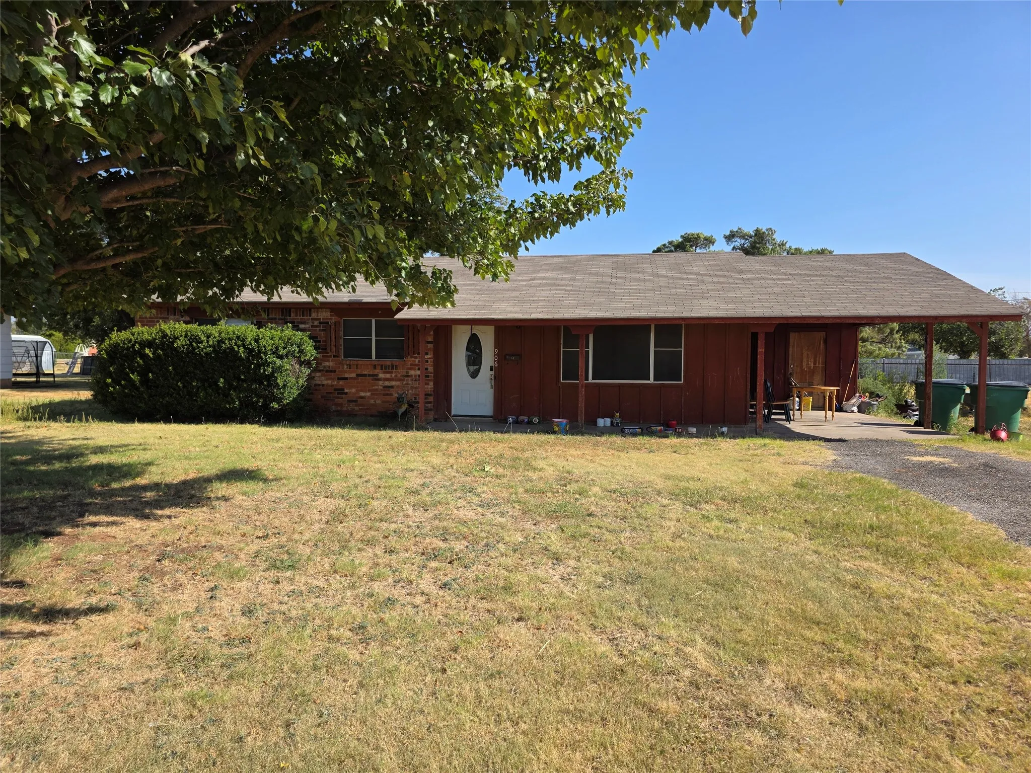 Single Family Residence For Sale in Hardeman County , 906 W 13th Street, Quanah, Texas 79252, 3 Bedroom, 1 Bathroom, Garage spaces, 1,247 Sqft, built in 1945, mls#21370885, Real Estate Agent in Quanah, Homes For Sale in Hardeman county, Homes For Sale in Quanah, Realtor in Quanah Texas, Real Estate Brokerage Independent Realty Texas, Luminita Cordes Realtor