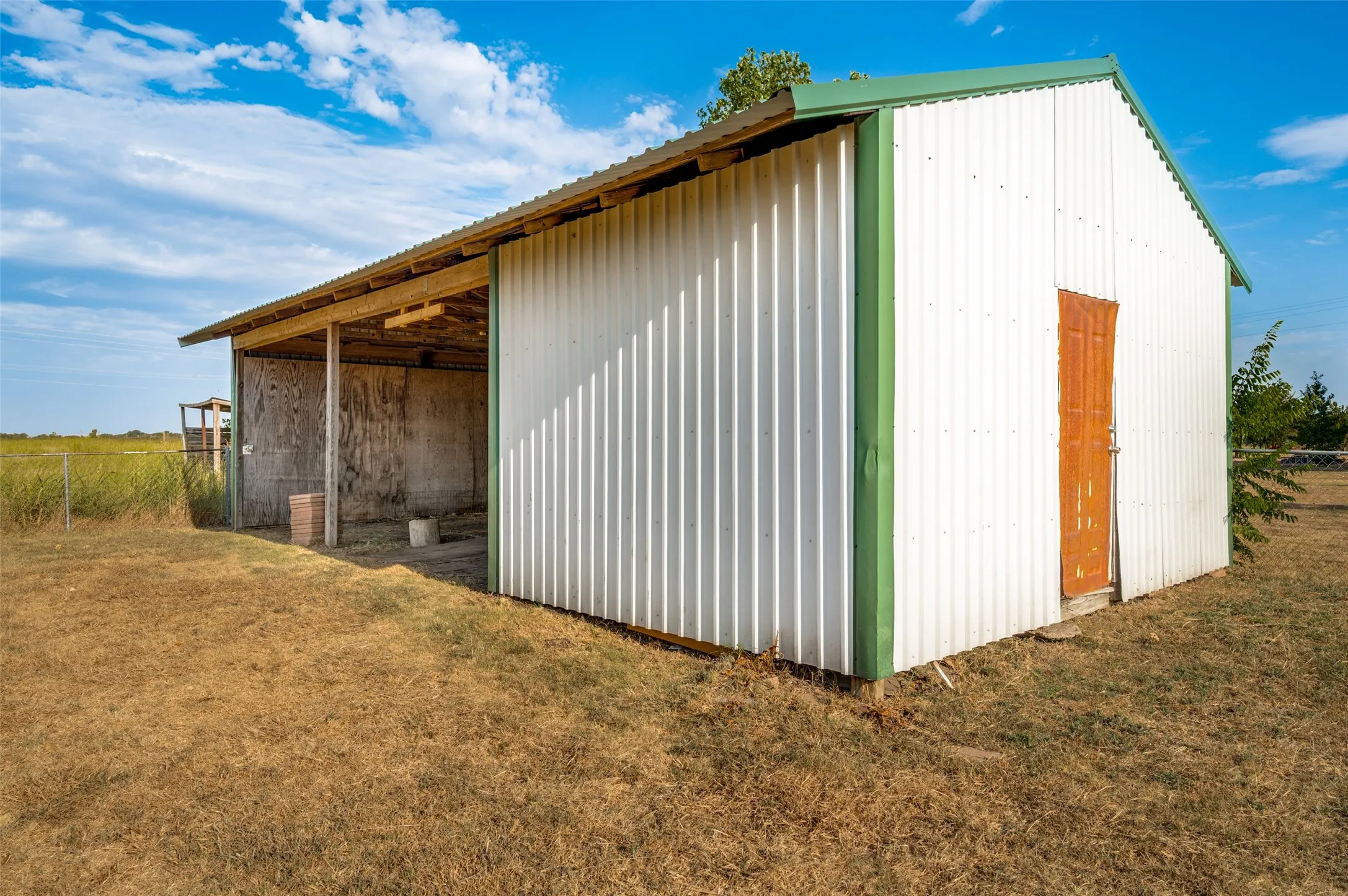 Mobile Home For Sale in Cooke County , 603 County Road 2133, Valley View, Texas 76272, 3 Bedroom, 2 Bathroom, Garage spaces, 1,456 Sqft, built in 1999, mls#21361290, Real Estate Agent in Valley View, Homes For Sale in Cooke county, Homes For Sale in Valley View, Realtor in Valley View Texas, Real Estate Brokerage Independent Realty Texas, Luminita Cordes Realtor