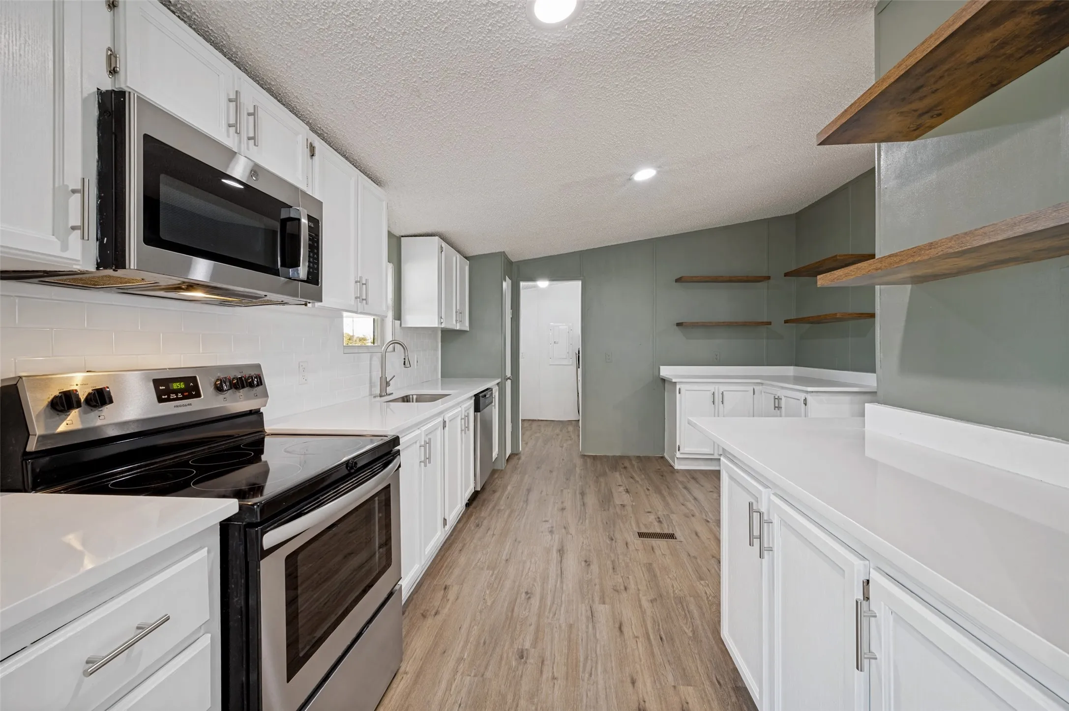 Mobile Home For Sale in Cooke County , 603 County Road 2133, Valley View, Texas 76272, 3 Bedroom, 2 Bathroom, Garage spaces, 1,456 Sqft, built in 1999, mls#21361290, Real Estate Agent in Valley View, Homes For Sale in Cooke county, Homes For Sale in Valley View, Realtor in Valley View Texas, Real Estate Brokerage Independent Realty Texas, Luminita Cordes Realtor