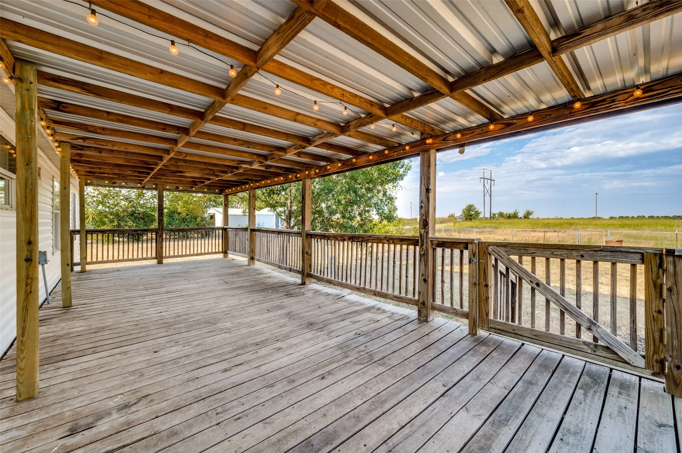 Mobile Home For Sale in Cooke County , 603 County Road 2133, Valley View, Texas 76272, 3 Bedroom, 2 Bathroom, Garage spaces, 1,456 Sqft, built in 1999, mls#21361290, Real Estate Agent in Valley View, Homes For Sale in Cooke county, Homes For Sale in Valley View, Realtor in Valley View Texas, Real Estate Brokerage Independent Realty Texas, Luminita Cordes Realtor