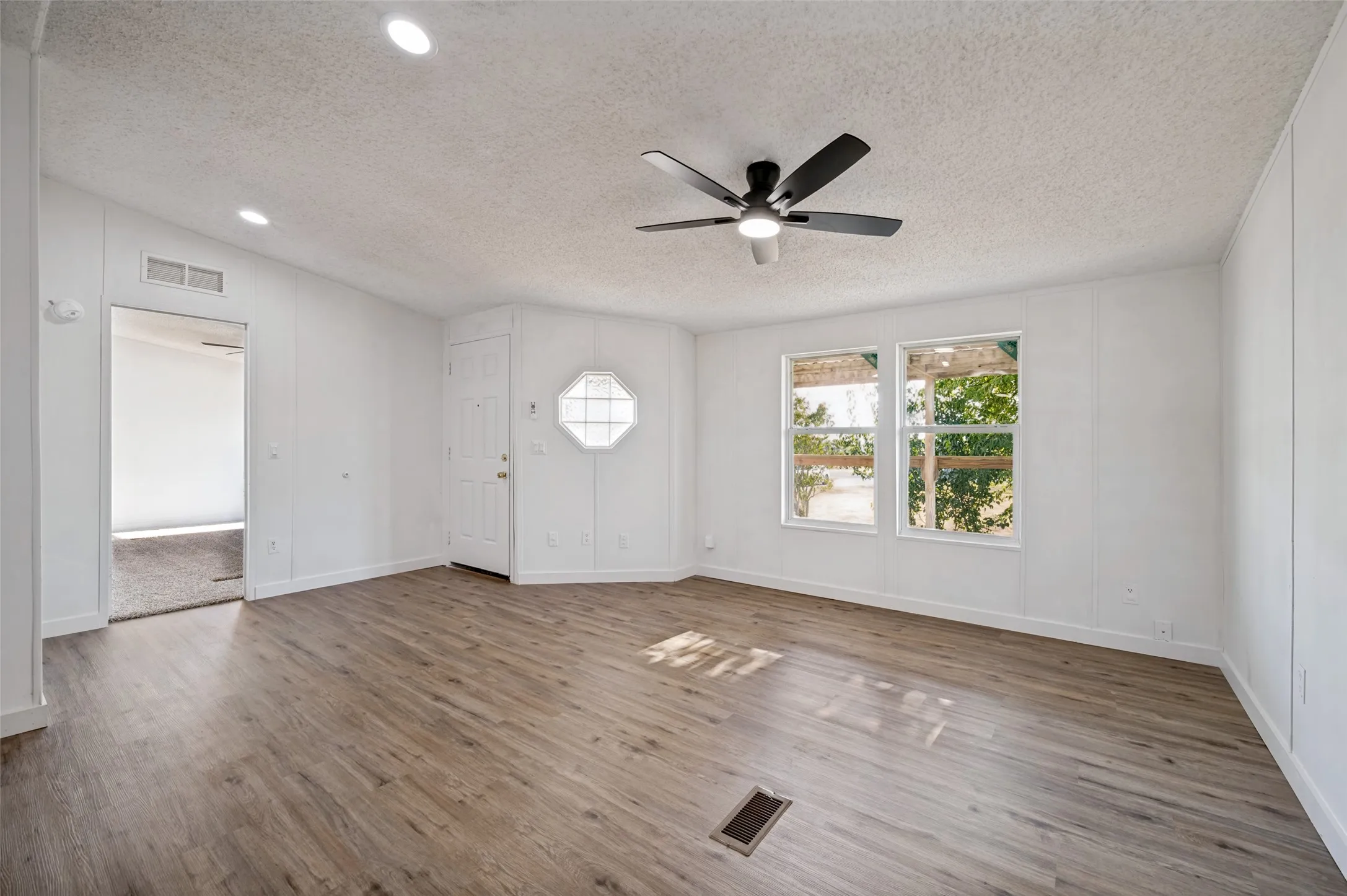 Mobile Home For Sale in Cooke County , 603 County Road 2133, Valley View, Texas 76272, 3 Bedroom, 2 Bathroom, Garage spaces, 1,456 Sqft, built in 1999, mls#21361290, Real Estate Agent in Valley View, Homes For Sale in Cooke county, Homes For Sale in Valley View, Realtor in Valley View Texas, Real Estate Brokerage Independent Realty Texas, Luminita Cordes Realtor
