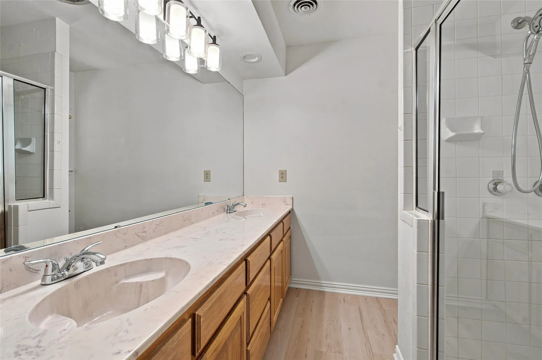 Single Family Residence For Sale in Denton County , 820 E Windsor Drive, Denton, Texas 76209, 3 Bedroom, 2 Bathroom, 2 Garage spaces, 1,545 Sqft, built in 1966, mls#21370888, Real Estate Agent in Denton, Homes For Sale in Denton county, Homes For Sale in Denton, Realtor in Denton Texas, Real Estate Brokerage Independent Realty Texas, Luminita Cordes Realtor