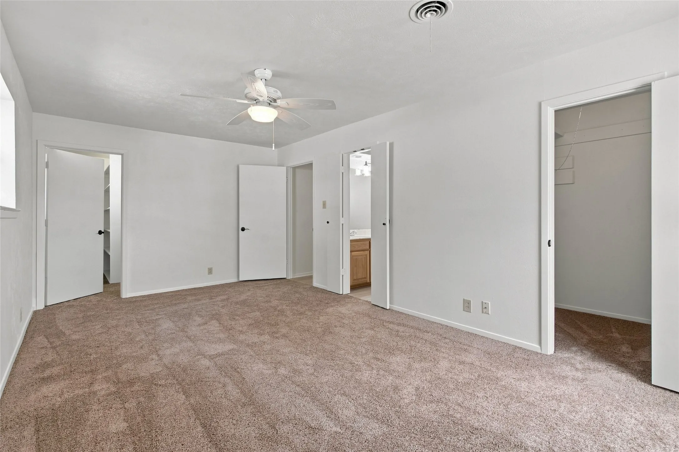 Single Family Residence For Sale in Denton County , 820 E Windsor Drive, Denton, Texas 76209, 3 Bedroom, 2 Bathroom, 2 Garage spaces, 1,545 Sqft, built in 1966, mls#21370888, Real Estate Agent in Denton, Homes For Sale in Denton county, Homes For Sale in Denton, Realtor in Denton Texas, Real Estate Brokerage Independent Realty Texas, Luminita Cordes Realtor
