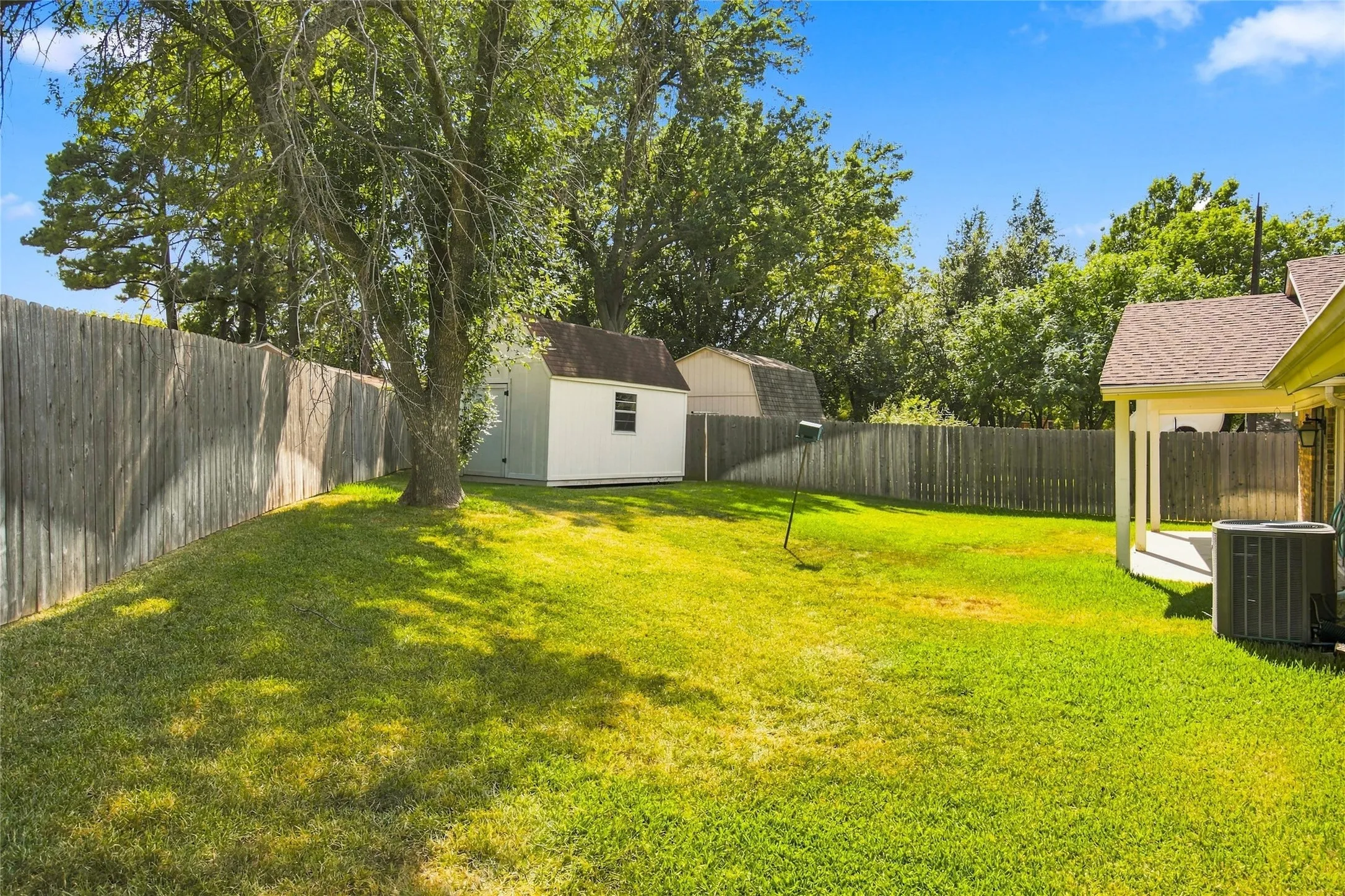 Single Family Residence For Sale in Denton County , 820 E Windsor Drive, Denton, Texas 76209, 3 Bedroom, 2 Bathroom, 2 Garage spaces, 1,545 Sqft, built in 1966, mls#21370888, Real Estate Agent in Denton, Homes For Sale in Denton county, Homes For Sale in Denton, Realtor in Denton Texas, Real Estate Brokerage Independent Realty Texas, Luminita Cordes Realtor