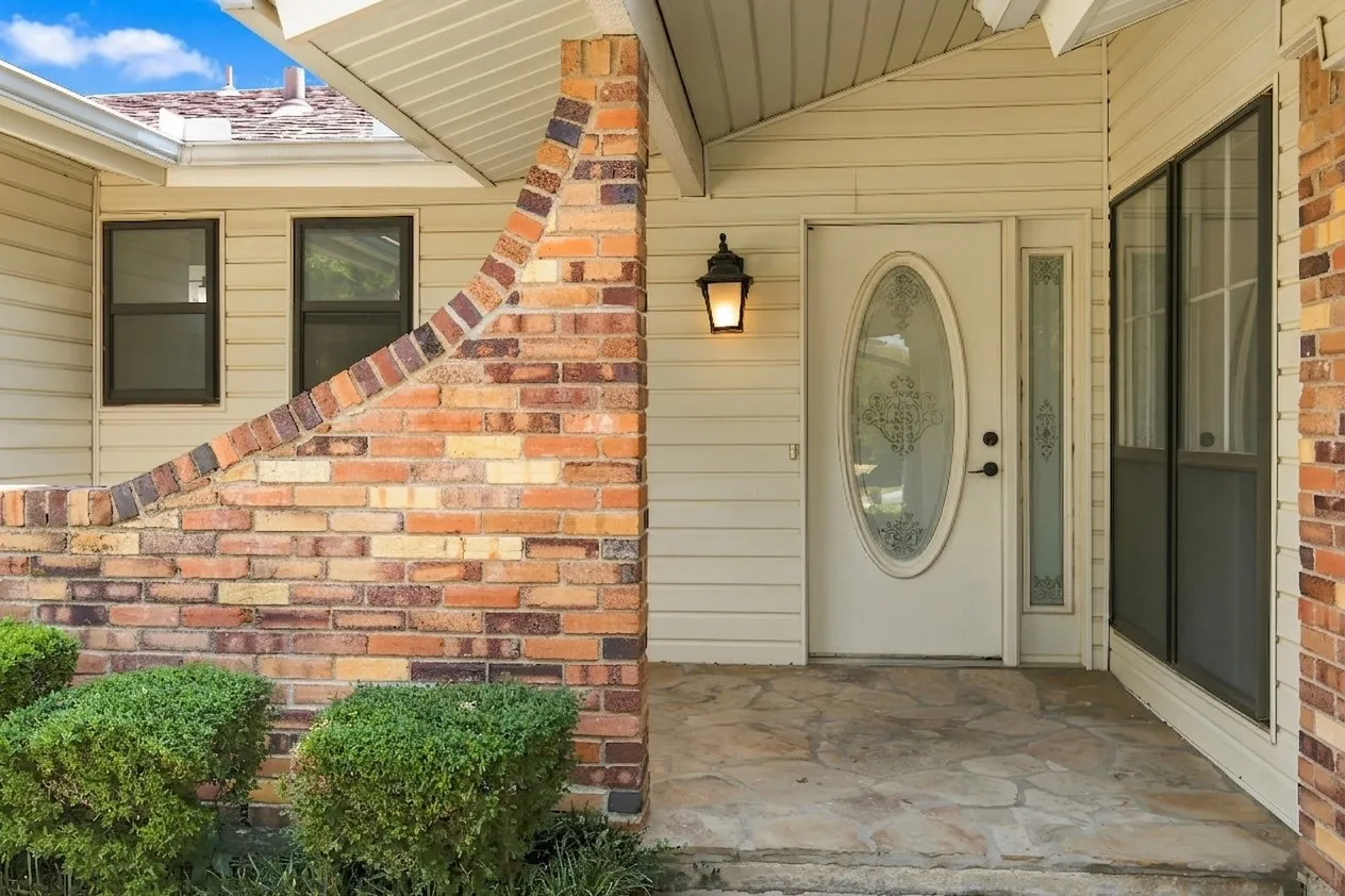 Single Family Residence For Sale in Denton County , 820 E Windsor Drive, Denton, Texas 76209, 3 Bedroom, 2 Bathroom, 2 Garage spaces, 1,545 Sqft, built in 1966, mls#21370888, Real Estate Agent in Denton, Homes For Sale in Denton county, Homes For Sale in Denton, Realtor in Denton Texas, Real Estate Brokerage Independent Realty Texas, Luminita Cordes Realtor