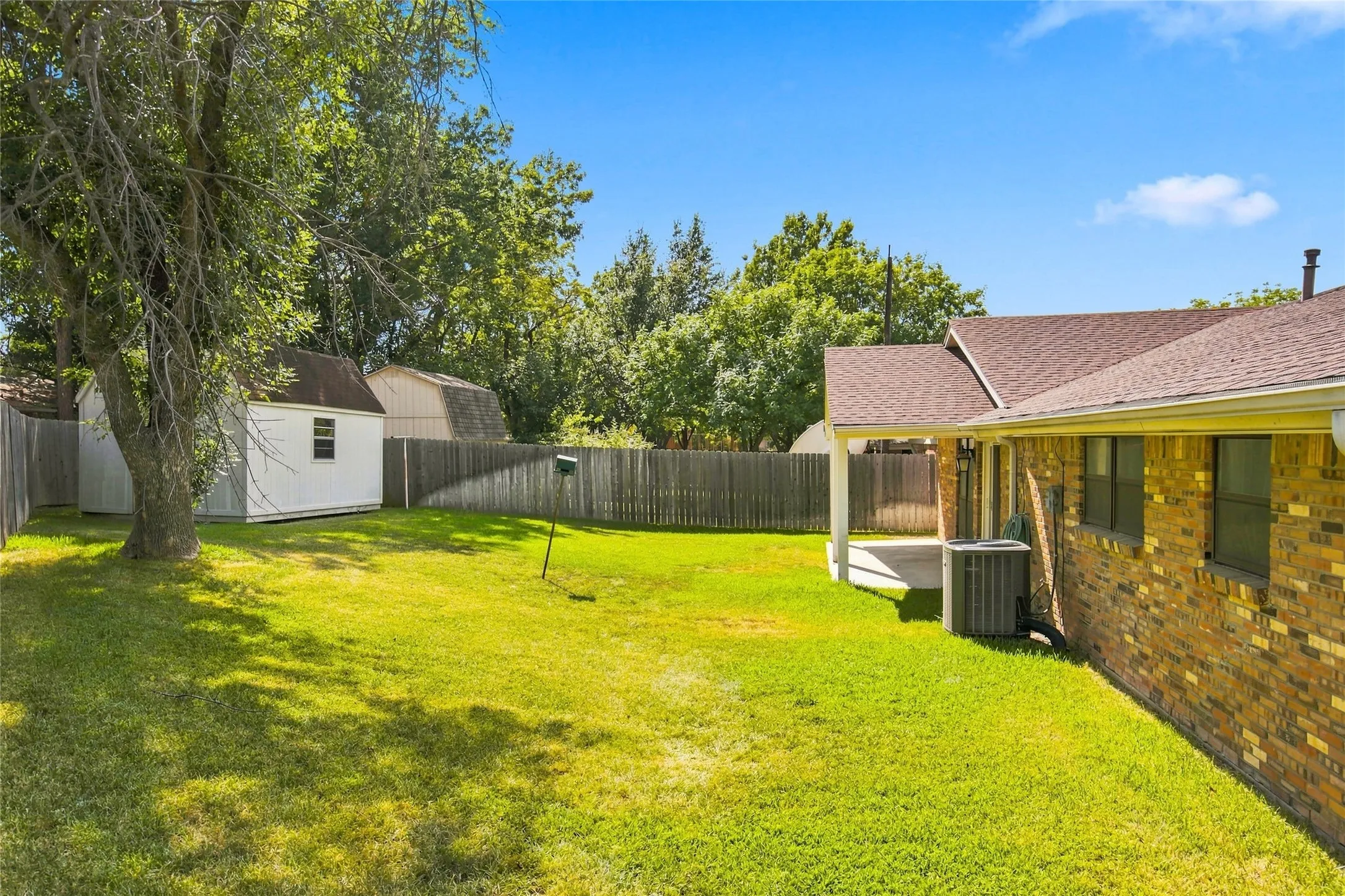 Single Family Residence For Sale in Denton County , 820 E Windsor Drive, Denton, Texas 76209, 3 Bedroom, 2 Bathroom, 2 Garage spaces, 1,545 Sqft, built in 1966, mls#21370888, Real Estate Agent in Denton, Homes For Sale in Denton county, Homes For Sale in Denton, Realtor in Denton Texas, Real Estate Brokerage Independent Realty Texas, Luminita Cordes Realtor