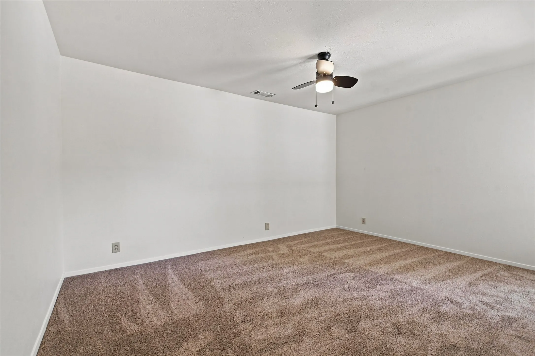 Single Family Residence For Sale in Denton County , 820 E Windsor Drive, Denton, Texas 76209, 3 Bedroom, 2 Bathroom, 2 Garage spaces, 1,545 Sqft, built in 1966, mls#21370888, Real Estate Agent in Denton, Homes For Sale in Denton county, Homes For Sale in Denton, Realtor in Denton Texas, Real Estate Brokerage Independent Realty Texas, Luminita Cordes Realtor