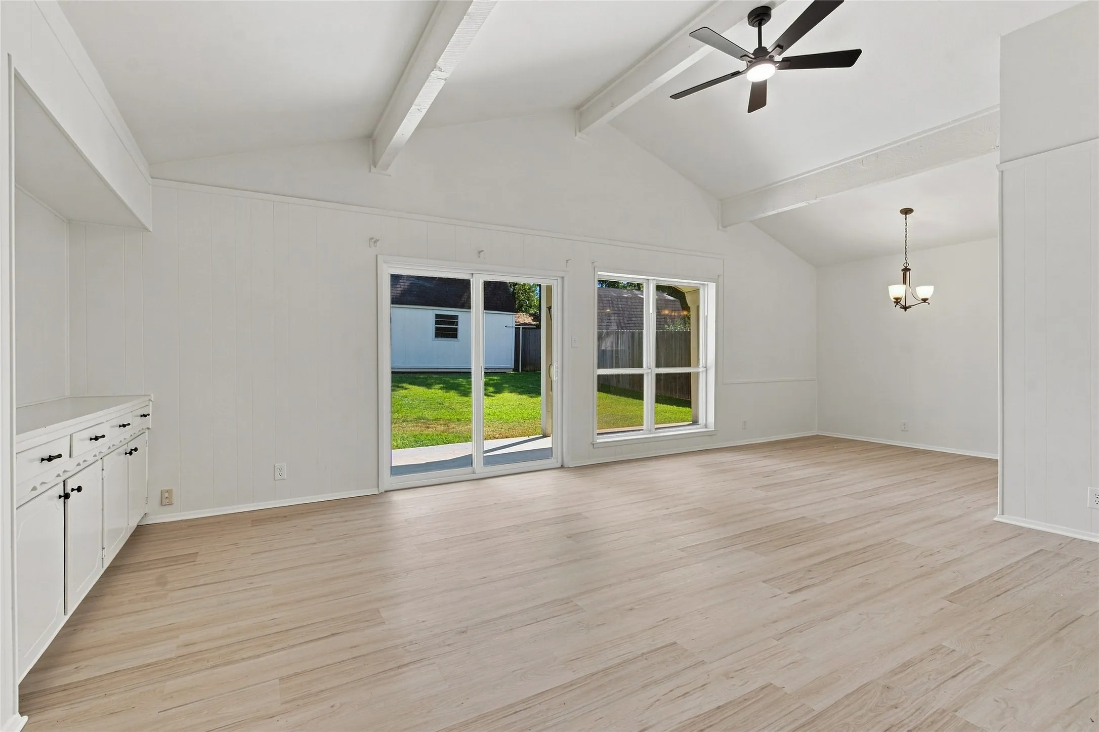 Single Family Residence For Sale in Denton County , 820 E Windsor Drive, Denton, Texas 76209, 3 Bedroom, 2 Bathroom, 2 Garage spaces, 1,545 Sqft, built in 1966, mls#21370888, Real Estate Agent in Denton, Homes For Sale in Denton county, Homes For Sale in Denton, Realtor in Denton Texas, Real Estate Brokerage Independent Realty Texas, Luminita Cordes Realtor