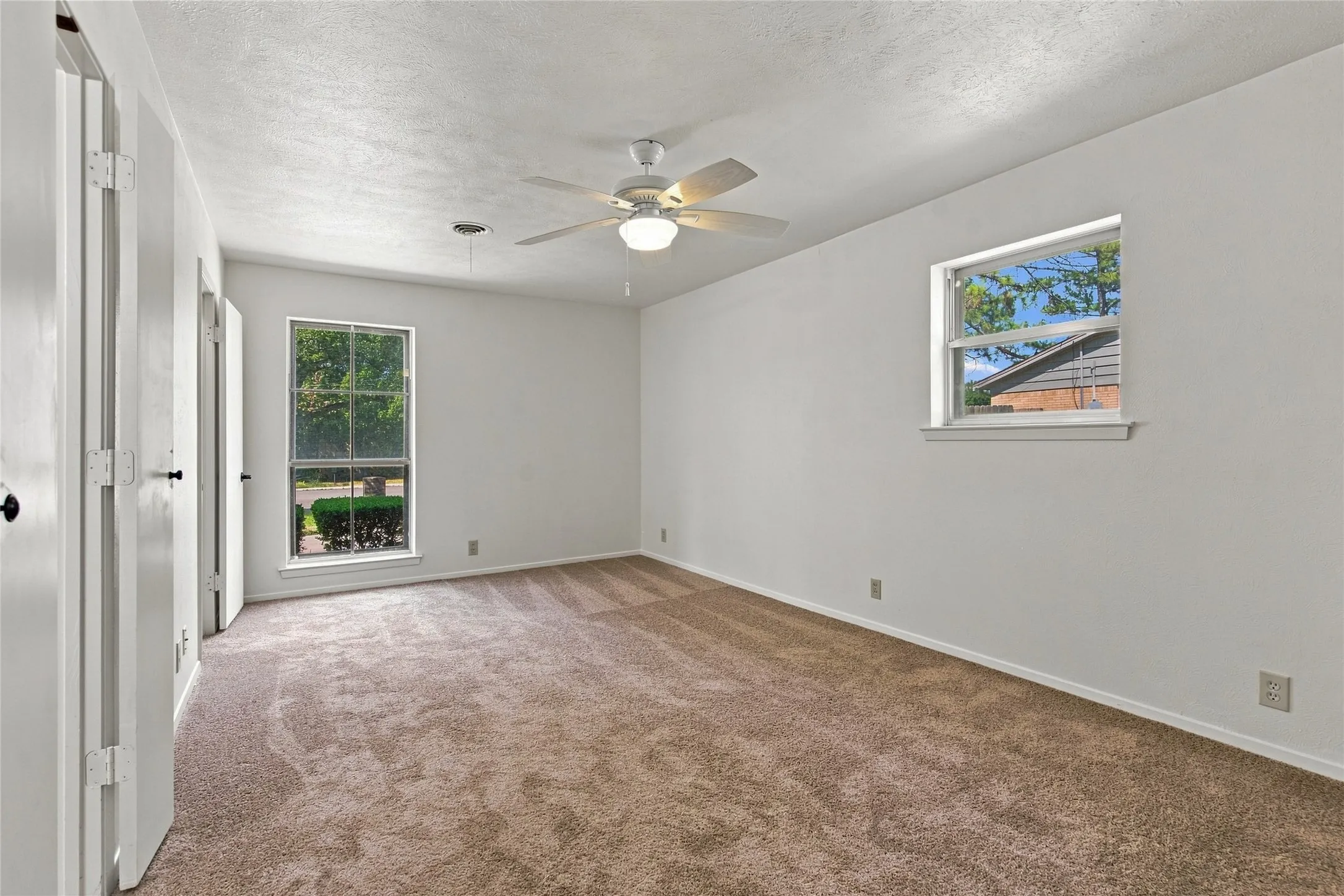 Single Family Residence For Sale in Denton County , 820 E Windsor Drive, Denton, Texas 76209, 3 Bedroom, 2 Bathroom, 2 Garage spaces, 1,545 Sqft, built in 1966, mls#21370888, Real Estate Agent in Denton, Homes For Sale in Denton county, Homes For Sale in Denton, Realtor in Denton Texas, Real Estate Brokerage Independent Realty Texas, Luminita Cordes Realtor