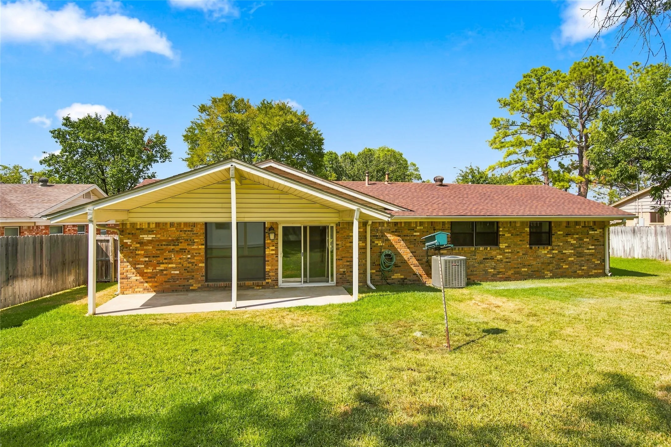 Single Family Residence For Sale in Denton County , 820 E Windsor Drive, Denton, Texas 76209, 3 Bedroom, 2 Bathroom, 2 Garage spaces, 1,545 Sqft, built in 1966, mls#21370888, Real Estate Agent in Denton, Homes For Sale in Denton county, Homes For Sale in Denton, Realtor in Denton Texas, Real Estate Brokerage Independent Realty Texas, Luminita Cordes Realtor