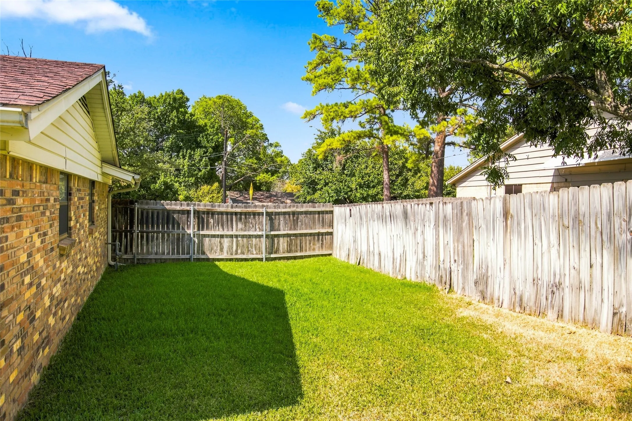 Single Family Residence For Sale in Denton County , 820 E Windsor Drive, Denton, Texas 76209, 3 Bedroom, 2 Bathroom, 2 Garage spaces, 1,545 Sqft, built in 1966, mls#21370888, Real Estate Agent in Denton, Homes For Sale in Denton county, Homes For Sale in Denton, Realtor in Denton Texas, Real Estate Brokerage Independent Realty Texas, Luminita Cordes Realtor