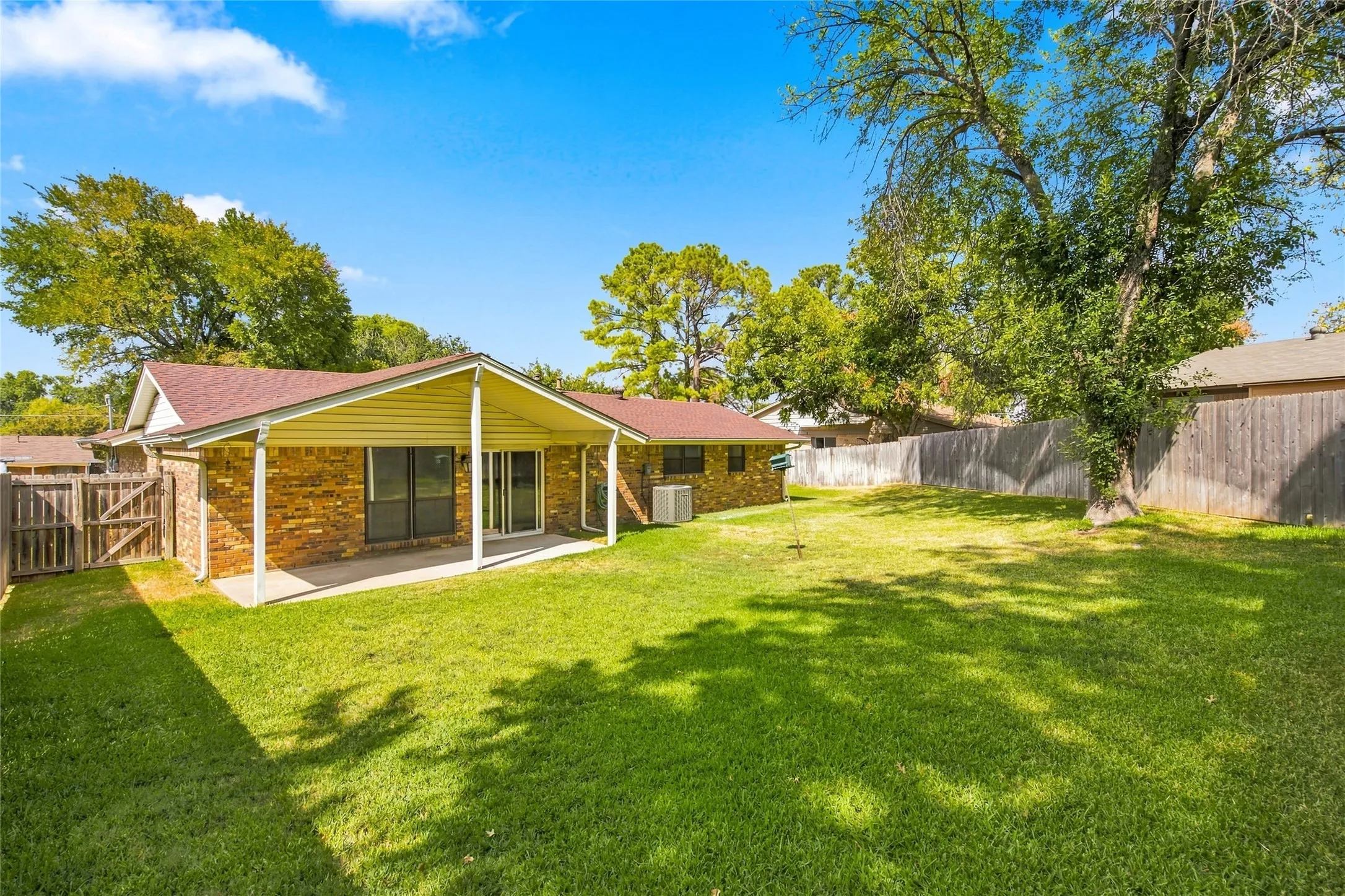 Single Family Residence For Sale in Denton County , 820 E Windsor Drive, Denton, Texas 76209, 3 Bedroom, 2 Bathroom, 2 Garage spaces, 1,545 Sqft, built in 1966, mls#21370888, Real Estate Agent in Denton, Homes For Sale in Denton county, Homes For Sale in Denton, Realtor in Denton Texas, Real Estate Brokerage Independent Realty Texas, Luminita Cordes Realtor