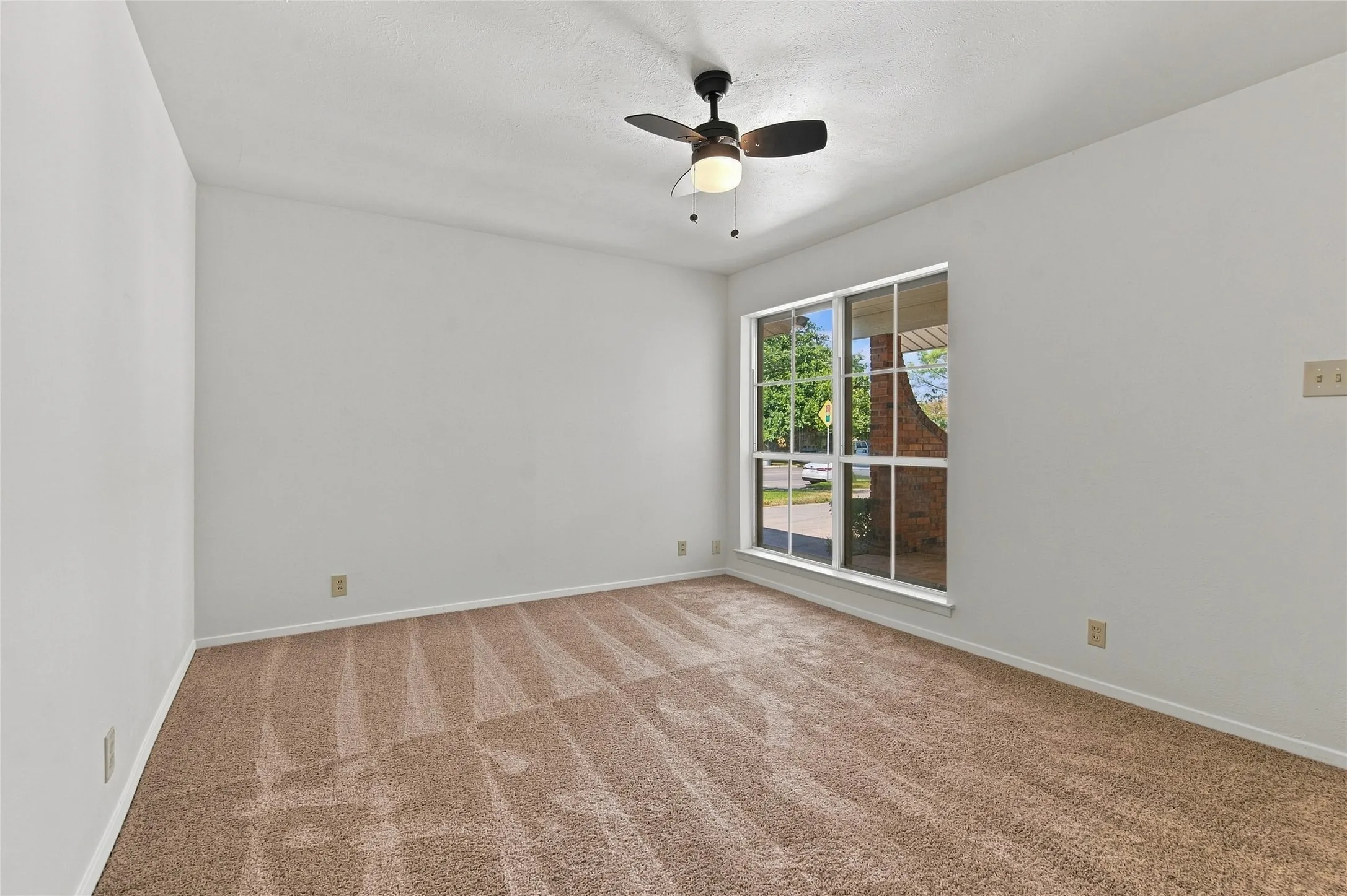 Single Family Residence For Sale in Denton County , 820 E Windsor Drive, Denton, Texas 76209, 3 Bedroom, 2 Bathroom, 2 Garage spaces, 1,545 Sqft, built in 1966, mls#21370888, Real Estate Agent in Denton, Homes For Sale in Denton county, Homes For Sale in Denton, Realtor in Denton Texas, Real Estate Brokerage Independent Realty Texas, Luminita Cordes Realtor
