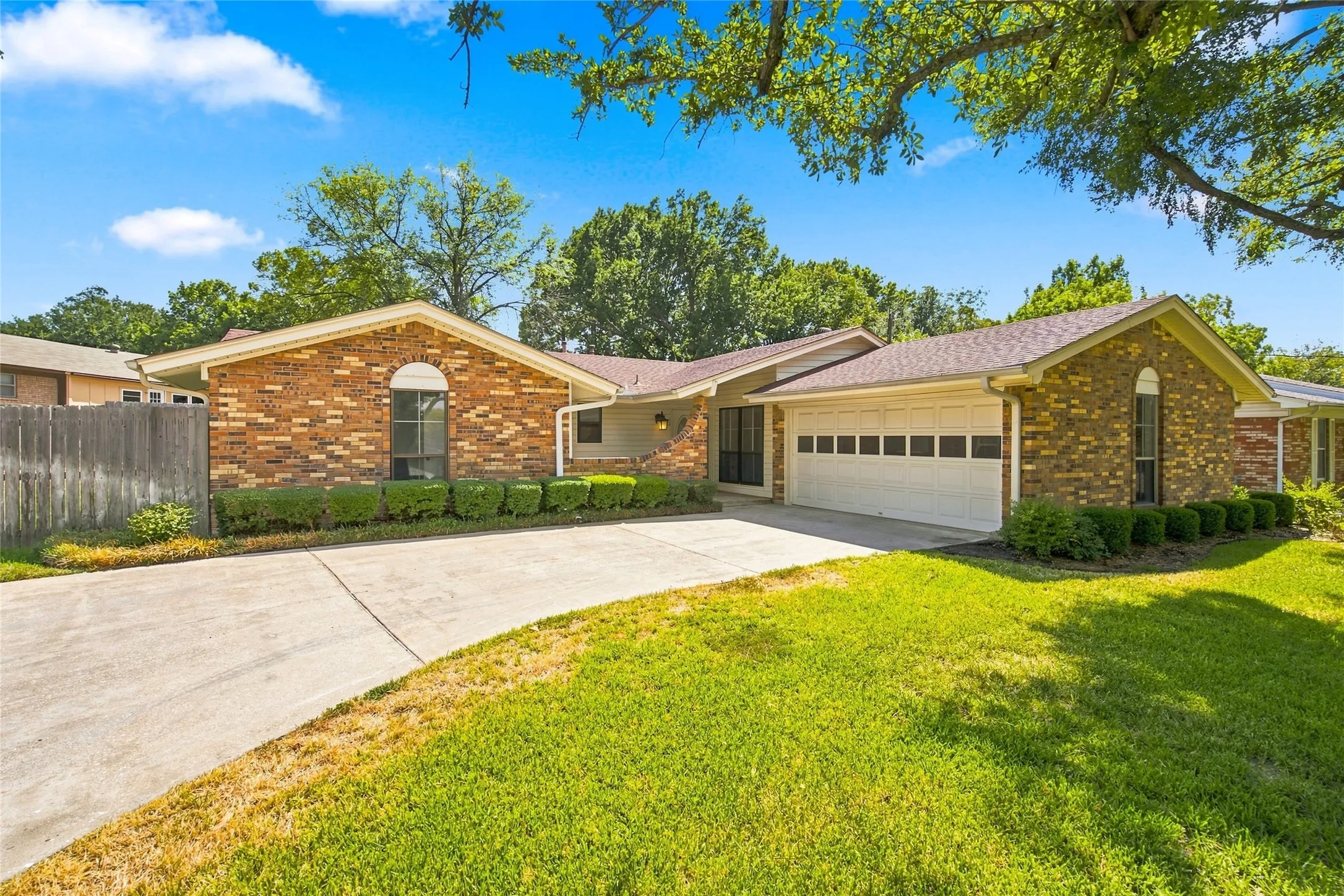 Single Family Residence For Sale in Denton County , 820 E Windsor Drive, Denton, Texas 76209, 3 Bedroom, 2 Bathroom, 2 Garage spaces, 1,545 Sqft, built in 1966, mls#21370888, Real Estate Agent in Denton, Homes For Sale in Denton county, Homes For Sale in Denton, Realtor in Denton Texas, Real Estate Brokerage Independent Realty Texas, Luminita Cordes Realtor