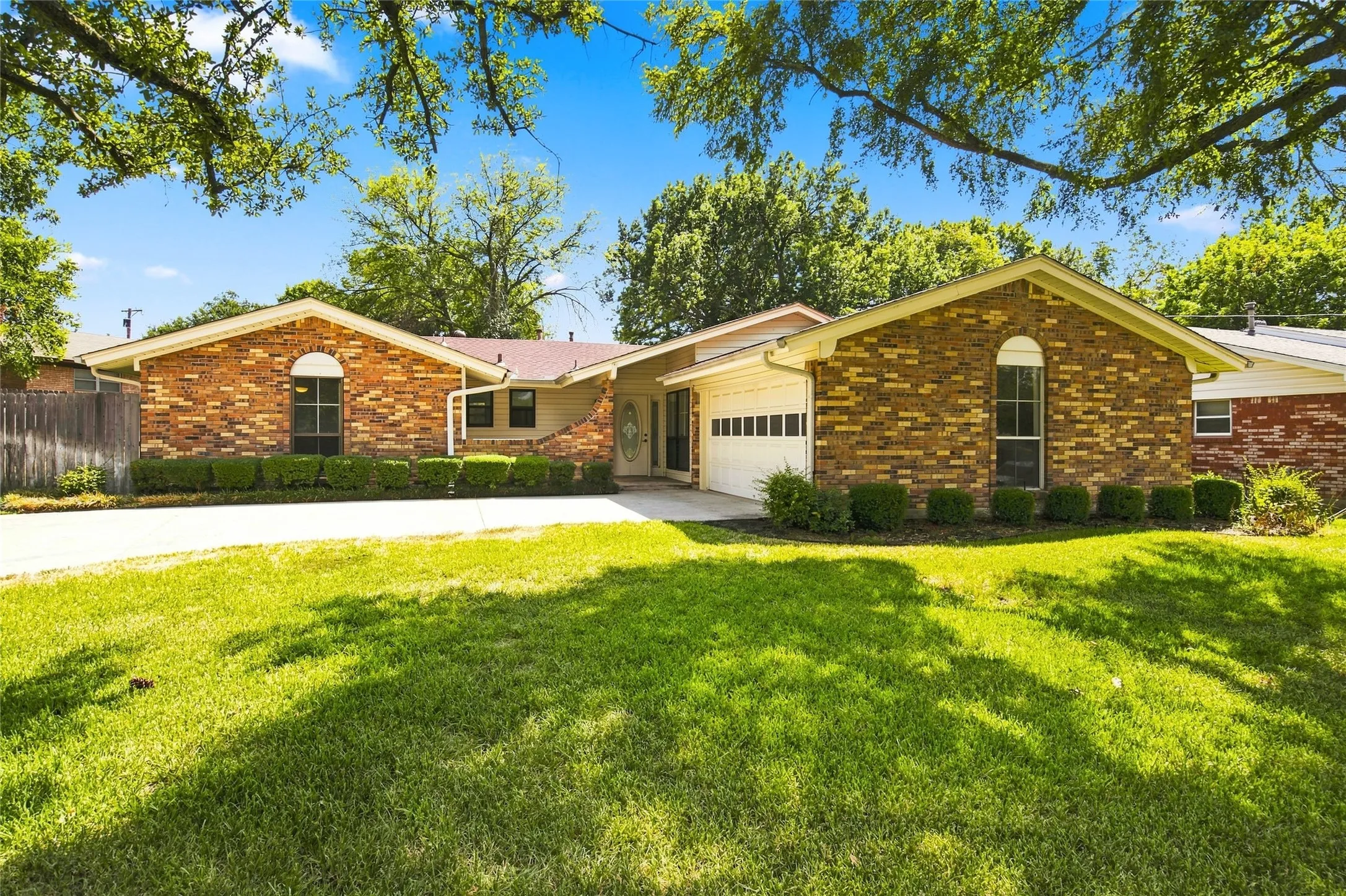 Single Family Residence For Sale in Denton County , 820 E Windsor Drive, Denton, Texas 76209, 3 Bedroom, 2 Bathroom, 2 Garage spaces, 1,545 Sqft, built in 1966, mls#21370888, Real Estate Agent in Denton, Homes For Sale in Denton county, Homes For Sale in Denton, Realtor in Denton Texas, Real Estate Brokerage Independent Realty Texas, Luminita Cordes Realtor