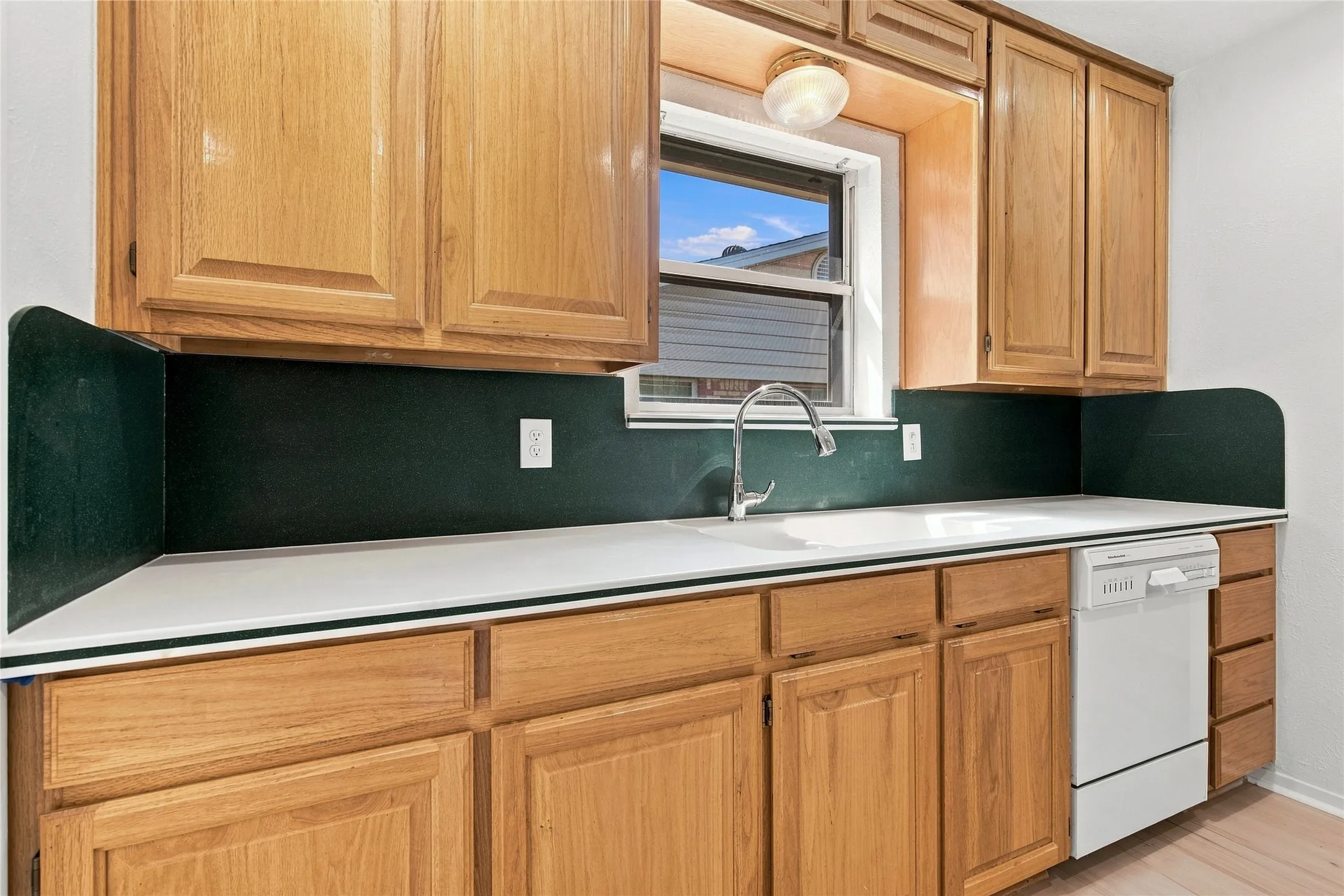 Single Family Residence For Sale in Denton County , 820 E Windsor Drive, Denton, Texas 76209, 3 Bedroom, 2 Bathroom, 2 Garage spaces, 1,545 Sqft, built in 1966, mls#21370888, Real Estate Agent in Denton, Homes For Sale in Denton county, Homes For Sale in Denton, Realtor in Denton Texas, Real Estate Brokerage Independent Realty Texas, Luminita Cordes Realtor