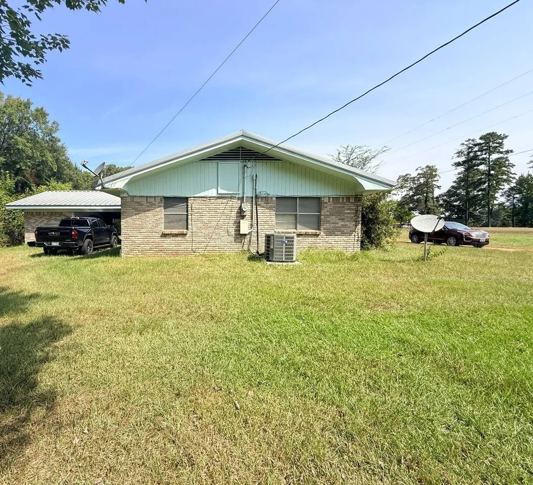Single Family Residence For Sale in Sabine (TX) County , 1195 US Highway 96 N, Pineland, Texas 75968, 3 Bedroom, 2 Bathroom, 2 Garage spaces, 1,400 Sqft, built in 1968, mls#21370138, Real Estate Agent in Pineland, Homes For Sale in Sabine (TX) county, Homes For Sale in Pineland, Realtor in Pineland Texas, Real Estate Brokerage Independent Realty Texas, Luminita Cordes Realtor