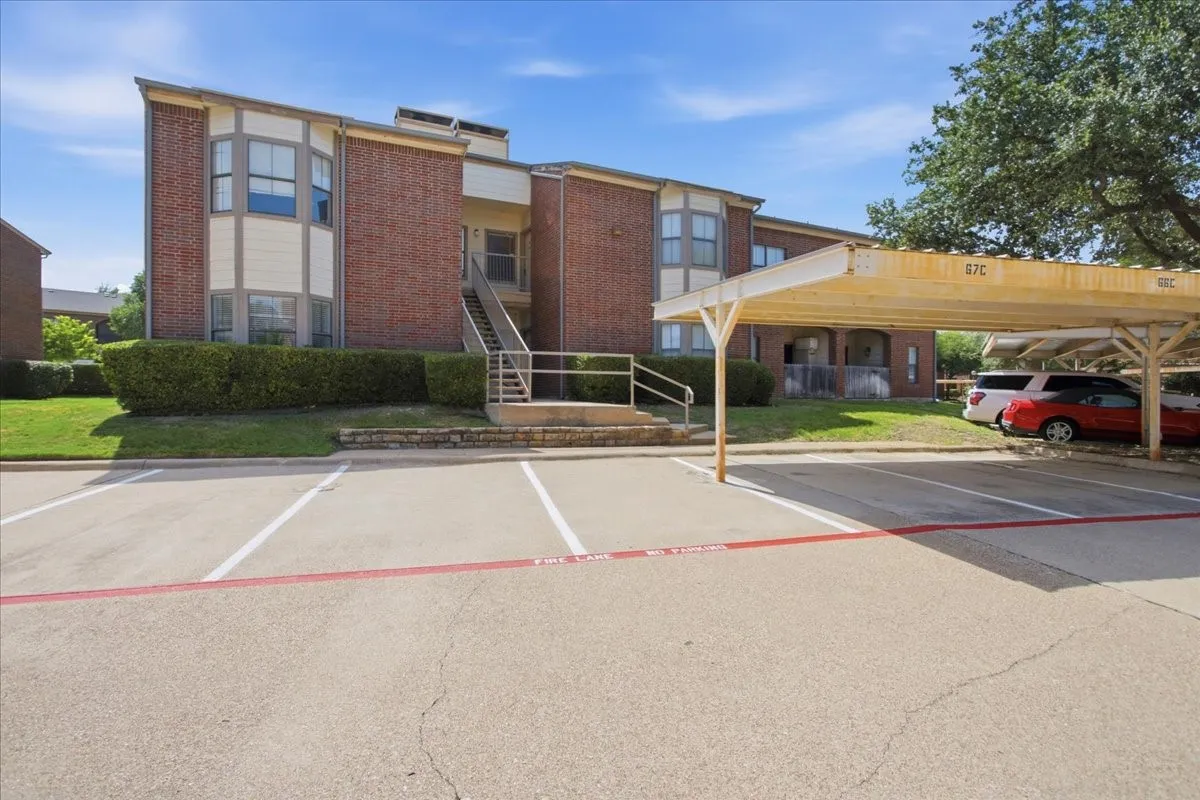 Condominium For Sale in Tarrant County , 3212 Donnelly Circle 504, Fort Worth, Texas 76107, 2 Bedroom, 2 Bathroom, Garage spaces, 1,069 Sqft, built in 1984, mls#21369661, Real Estate Agent in Fort Worth, Homes For Sale in Tarrant county, Homes For Sale in Fort Worth, Realtor in Fort Worth Texas, Real Estate Brokerage Independent Realty Texas, Luminita Cordes Realtor