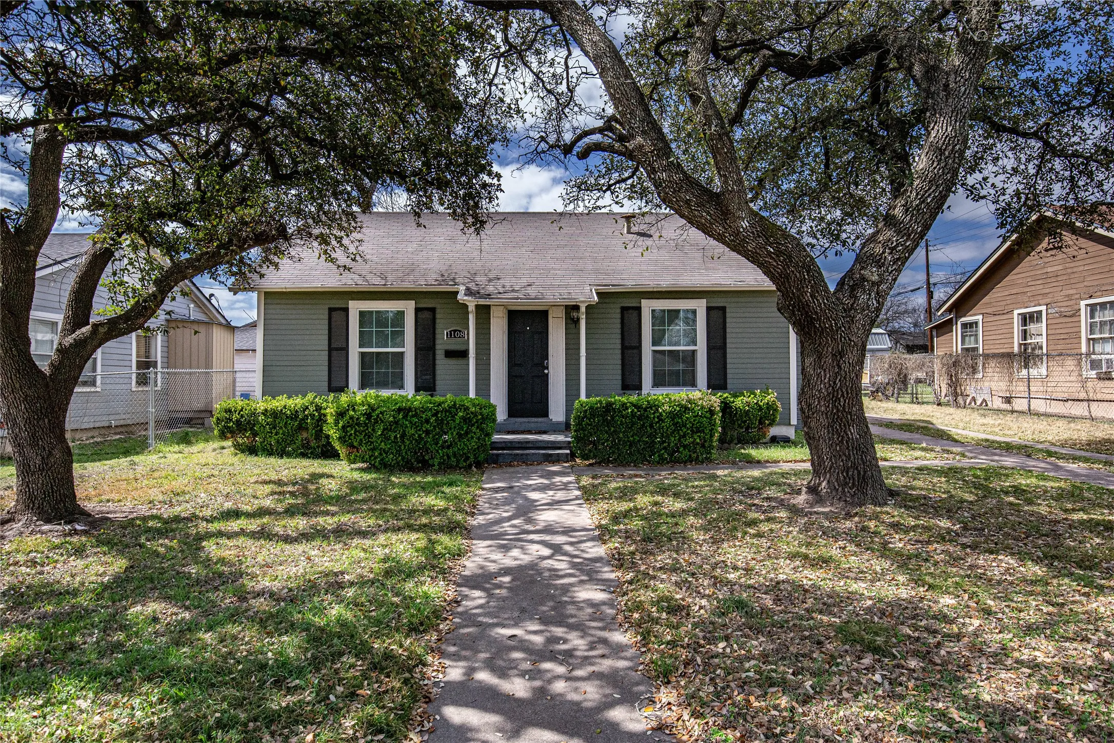 Single Family Residence For Sale in Mc Lennan County , 1108 N 28th Street, Waco, Texas 76707, 3 Bedroom, 2 Bathroom, 2 Garage spaces, 1,316 Sqft, built in 1948, mls#21370893, Real Estate Agent in Waco, Homes For Sale in Mc Lennan county, Homes For Sale in Waco, Realtor in Waco Texas, Real Estate Brokerage Independent Realty Texas, Luminita Cordes Realtor