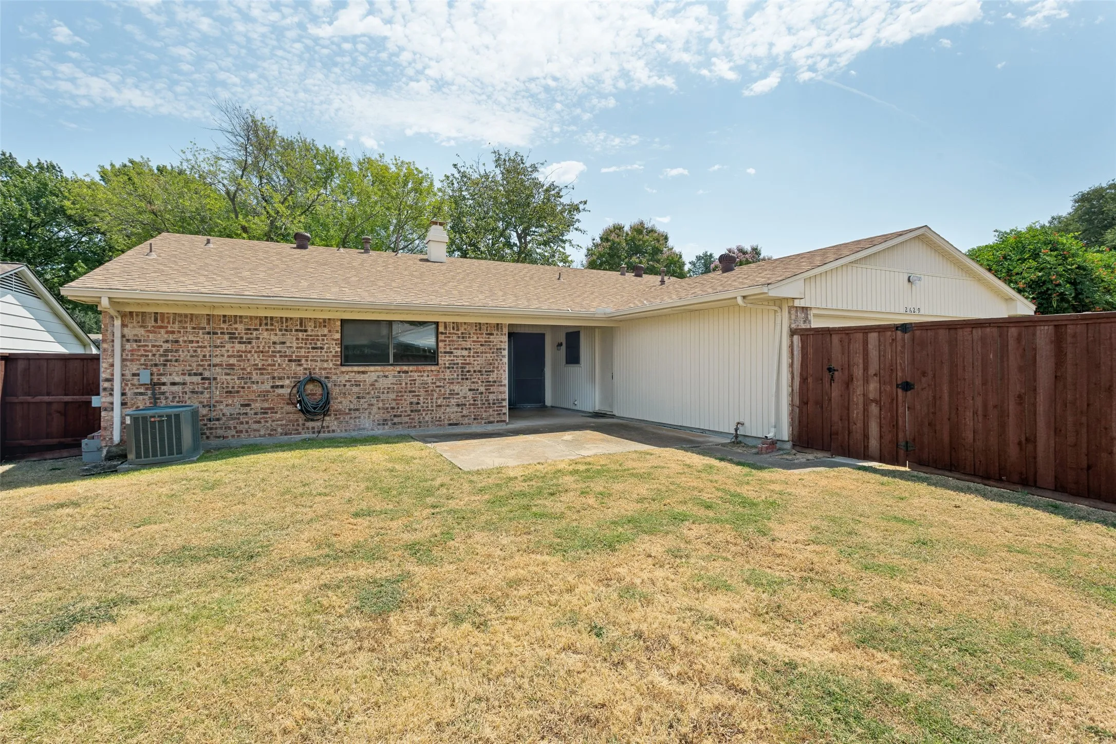 Single Family Residence For Sale in Dallas County , 2629 Montclair Lane, Mesquite, Texas 75150, 4 Bedroom, 2 Bathroom, 2 Garage spaces, 2,062 Sqft, built in 1974, mls#21232635, Real Estate Agent in Mesquite, Homes For Sale in Dallas county, Homes For Sale in Mesquite, Realtor in Mesquite Texas, Real Estate Brokerage Independent Realty Texas, Luminita Cordes Realtor