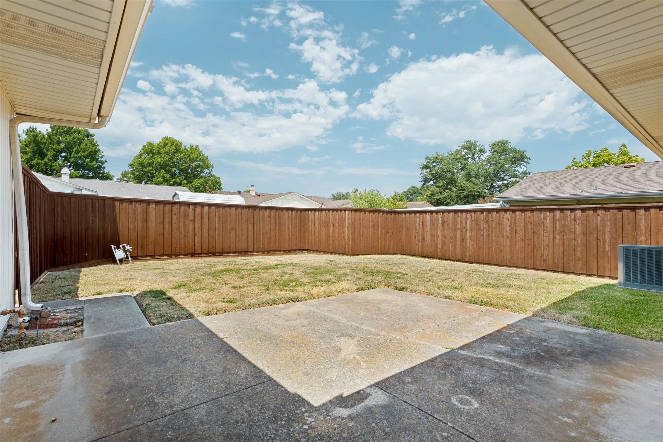Single Family Residence For Sale in Dallas County , 2629 Montclair Lane, Mesquite, Texas 75150, 4 Bedroom, 2 Bathroom, 2 Garage spaces, 2,062 Sqft, built in 1974, mls#21232635, Real Estate Agent in Mesquite, Homes For Sale in Dallas county, Homes For Sale in Mesquite, Realtor in Mesquite Texas, Real Estate Brokerage Independent Realty Texas, Luminita Cordes Realtor