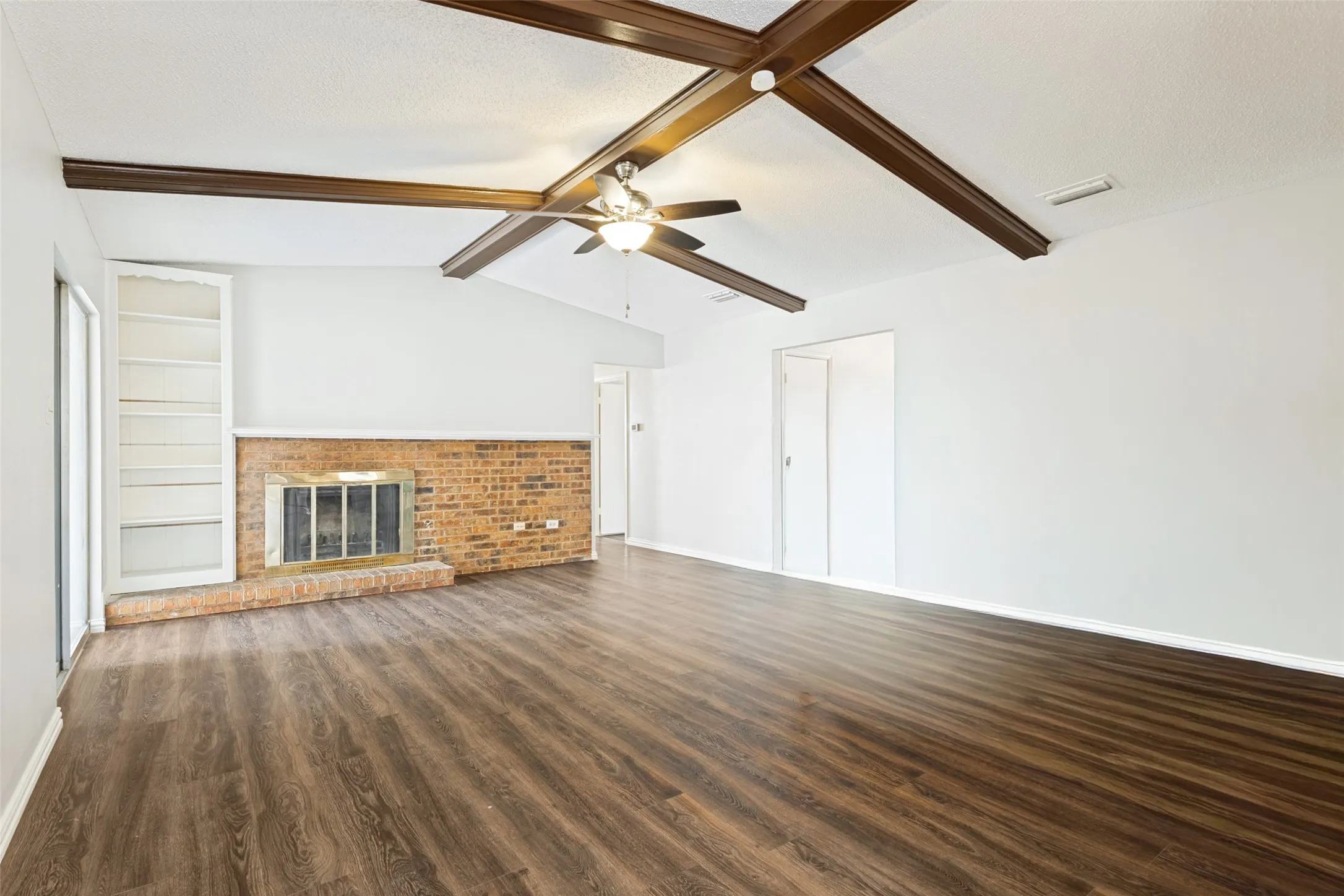Single Family Residence For Sale in Dallas County , 2629 Montclair Lane, Mesquite, Texas 75150, 4 Bedroom, 2 Bathroom, 2 Garage spaces, 2,062 Sqft, built in 1974, mls#21232635, Real Estate Agent in Mesquite, Homes For Sale in Dallas county, Homes For Sale in Mesquite, Realtor in Mesquite Texas, Real Estate Brokerage Independent Realty Texas, Luminita Cordes Realtor