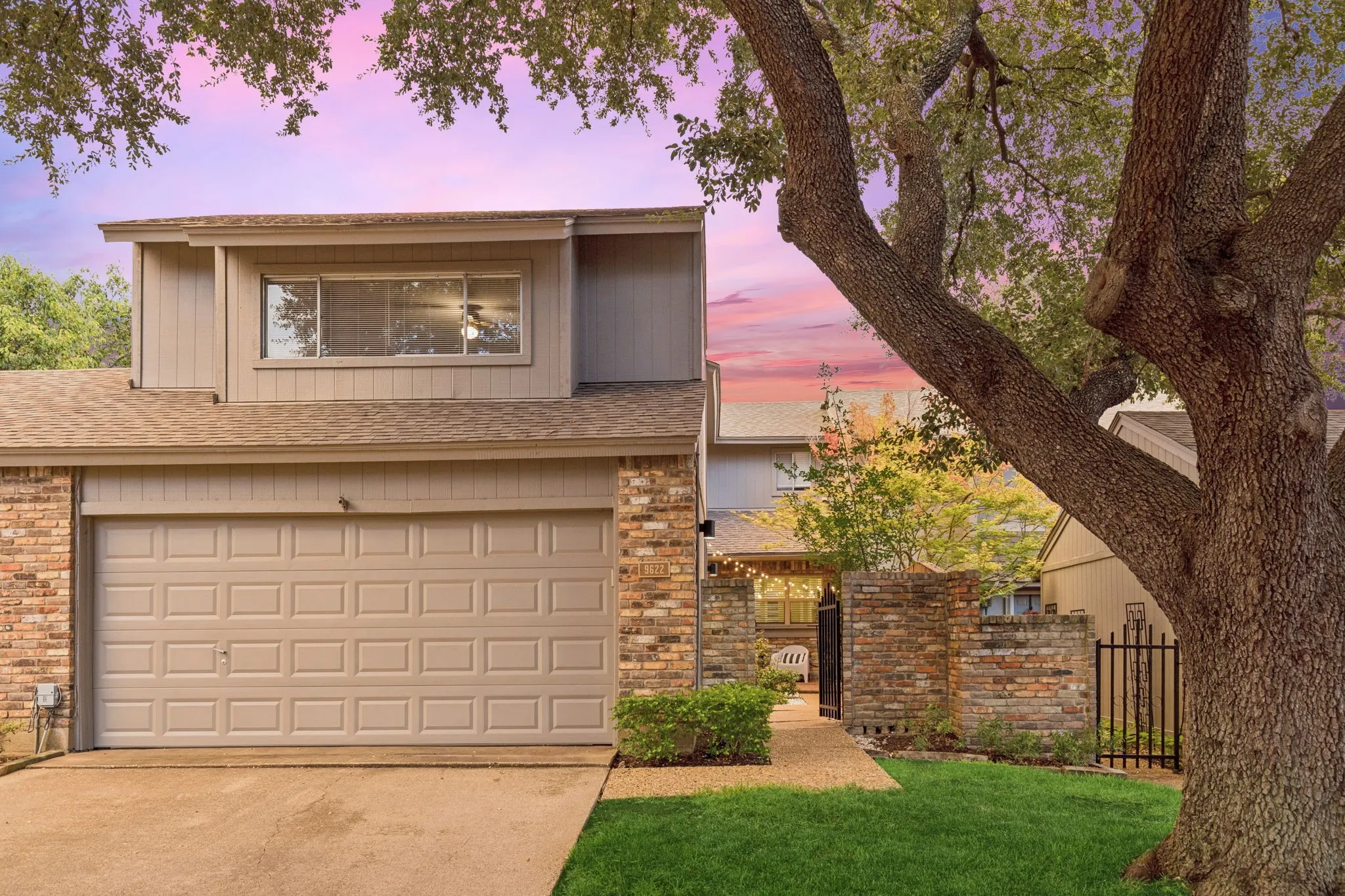 Townhouse For Sale in Dallas County , 9622 Highland View Drive, Dallas, Texas 75238, 3 Bedroom, 2 Bathroom, 2 Garage spaces, 2,106 Sqft, built in 1974, mls#21367883, Real Estate Agent in Dallas, Homes For Sale in Dallas county, Homes For Sale in Dallas, Realtor in Dallas Texas, Real Estate Brokerage Independent Realty Texas, Luminita Cordes Realtor
