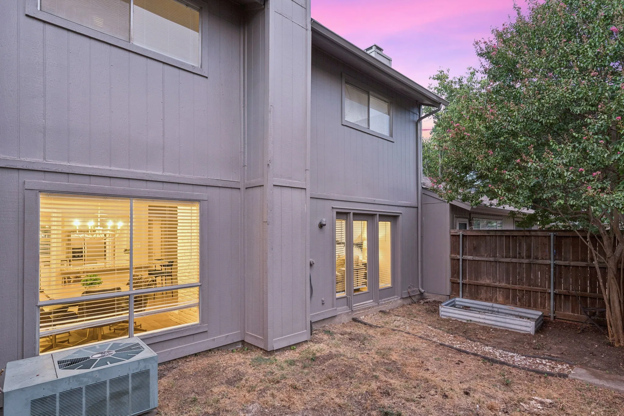Townhouse For Sale in Dallas County , 9622 Highland View Drive, Dallas, Texas 75238, 3 Bedroom, 2 Bathroom, 2 Garage spaces, 2,106 Sqft, built in 1974, mls#21367883, Real Estate Agent in Dallas, Homes For Sale in Dallas county, Homes For Sale in Dallas, Realtor in Dallas Texas, Real Estate Brokerage Independent Realty Texas, Luminita Cordes Realtor