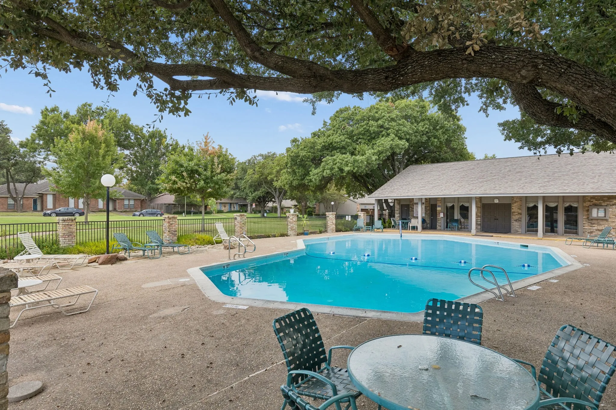 Townhouse For Sale in Dallas County , 9622 Highland View Drive, Dallas, Texas 75238, 3 Bedroom, 2 Bathroom, 2 Garage spaces, 2,106 Sqft, built in 1974, mls#21367883, Real Estate Agent in Dallas, Homes For Sale in Dallas county, Homes For Sale in Dallas, Realtor in Dallas Texas, Real Estate Brokerage Independent Realty Texas, Luminita Cordes Realtor