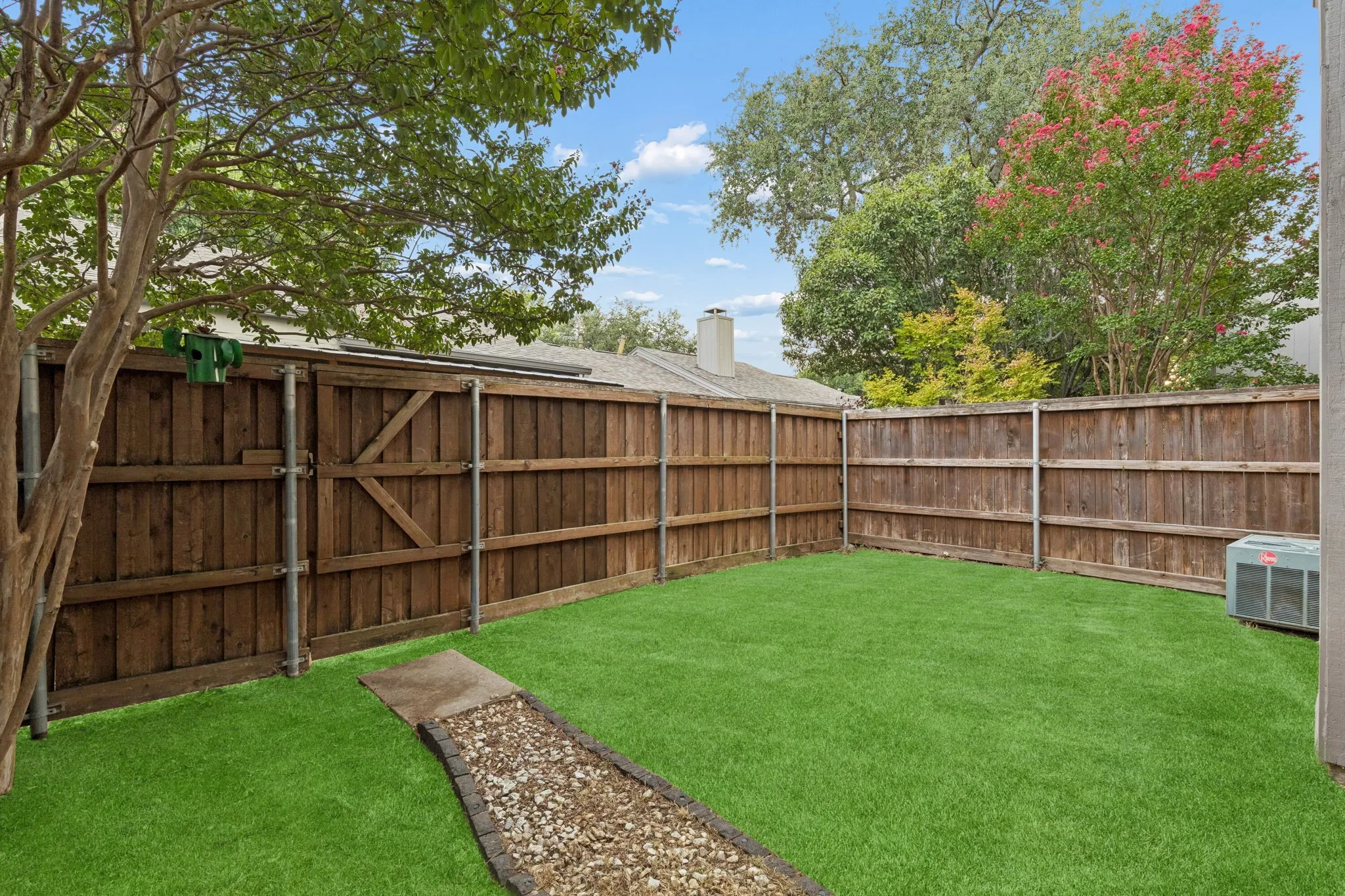 Townhouse For Sale in Dallas County , 9622 Highland View Drive, Dallas, Texas 75238, 3 Bedroom, 2 Bathroom, 2 Garage spaces, 2,106 Sqft, built in 1974, mls#21367883, Real Estate Agent in Dallas, Homes For Sale in Dallas county, Homes For Sale in Dallas, Realtor in Dallas Texas, Real Estate Brokerage Independent Realty Texas, Luminita Cordes Realtor