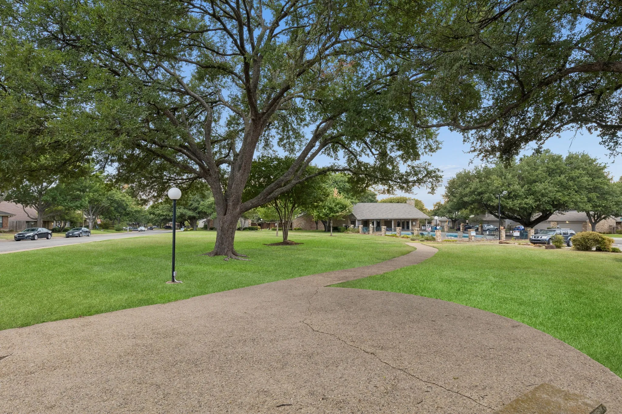 Townhouse For Sale in Dallas County , 9622 Highland View Drive, Dallas, Texas 75238, 3 Bedroom, 2 Bathroom, 2 Garage spaces, 2,106 Sqft, built in 1974, mls#21367883, Real Estate Agent in Dallas, Homes For Sale in Dallas county, Homes For Sale in Dallas, Realtor in Dallas Texas, Real Estate Brokerage Independent Realty Texas, Luminita Cordes Realtor