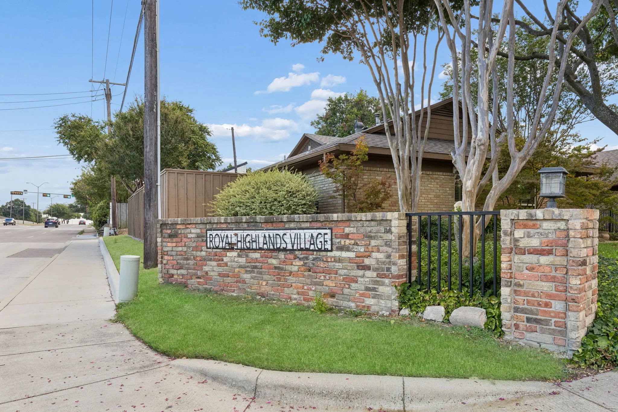 Townhouse For Sale in Dallas County , 9622 Highland View Drive, Dallas, Texas 75238, 3 Bedroom, 2 Bathroom, 2 Garage spaces, 2,106 Sqft, built in 1974, mls#21367883, Real Estate Agent in Dallas, Homes For Sale in Dallas county, Homes For Sale in Dallas, Realtor in Dallas Texas, Real Estate Brokerage Independent Realty Texas, Luminita Cordes Realtor